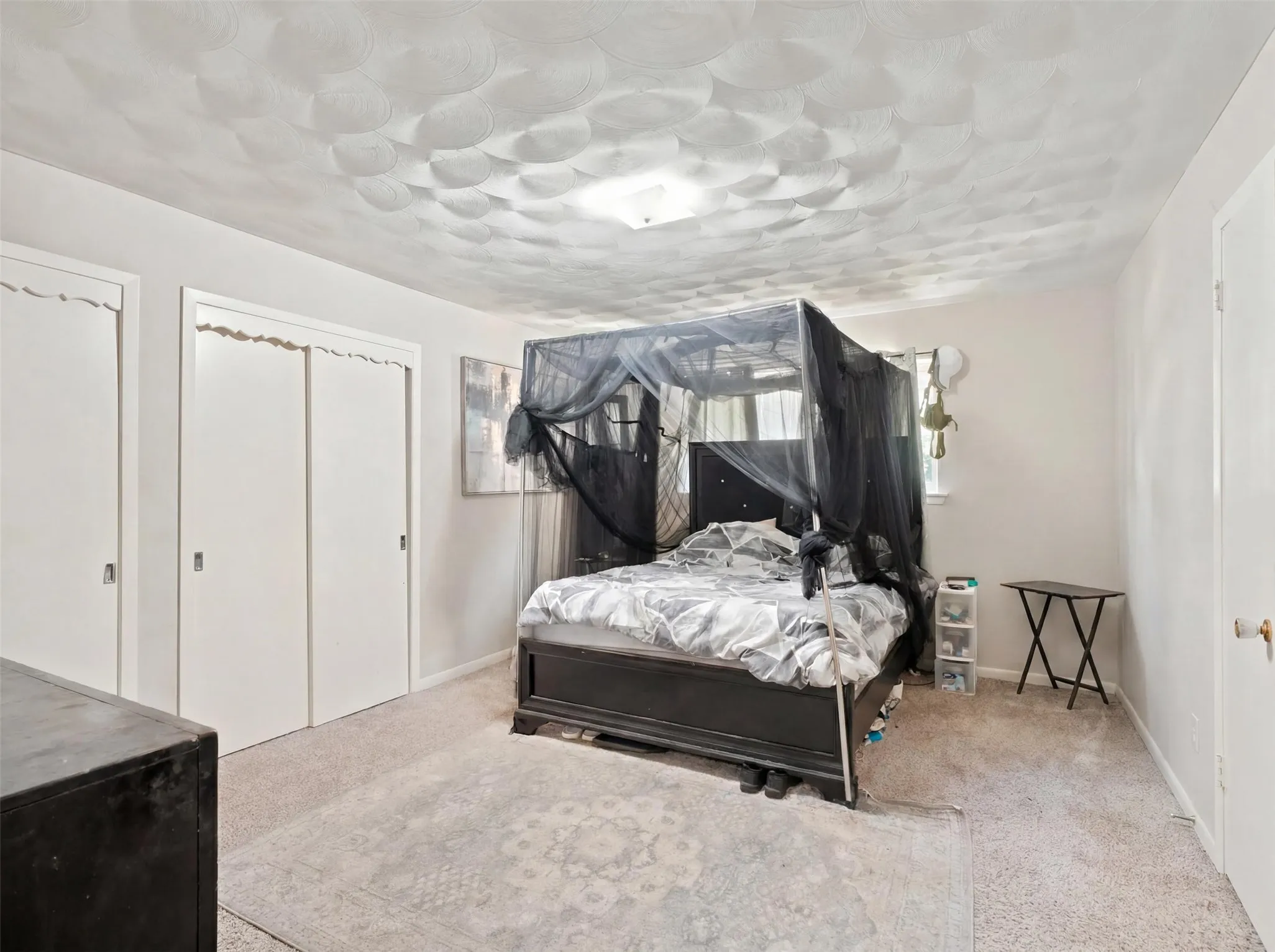 Recessed ceiling light fixture illuminating a textured ceiling