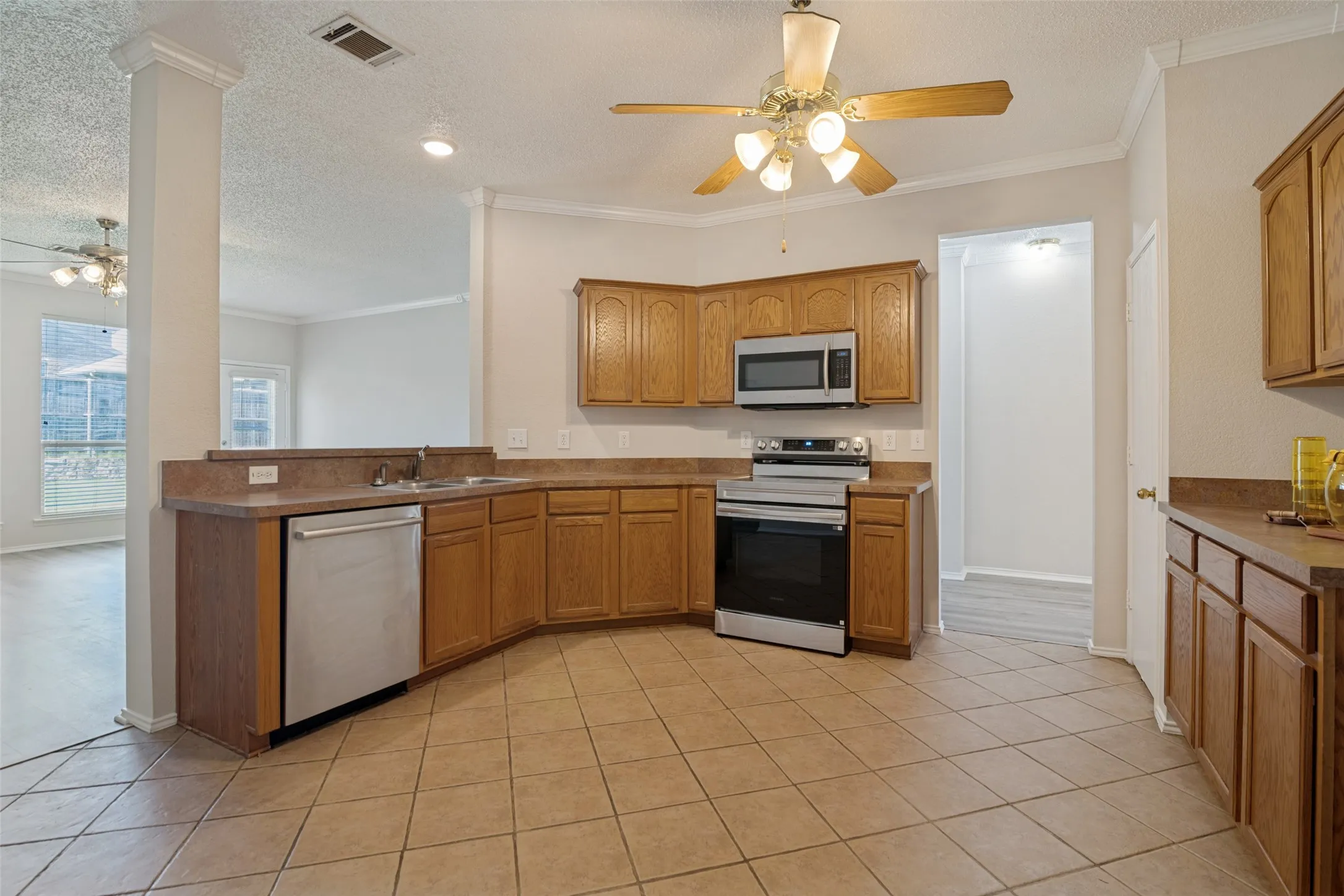 Single Family Residence For Sale in Dallas County , 7017 Travelers Crossing, Rowlett, Texas 75089, 3 Bedroom, 2 Bathroom, 2 Garage spaces, 2,285 Sqft, built in 2003, mls#21302700, Real Estate Agent in Rowlett, Homes For Sale in Dallas county, Homes For Sale in Rowlett, Realtor in Rowlett Texas, Real Estate Brokerage Independent Realty Texas, Luminita Cordes Realtor