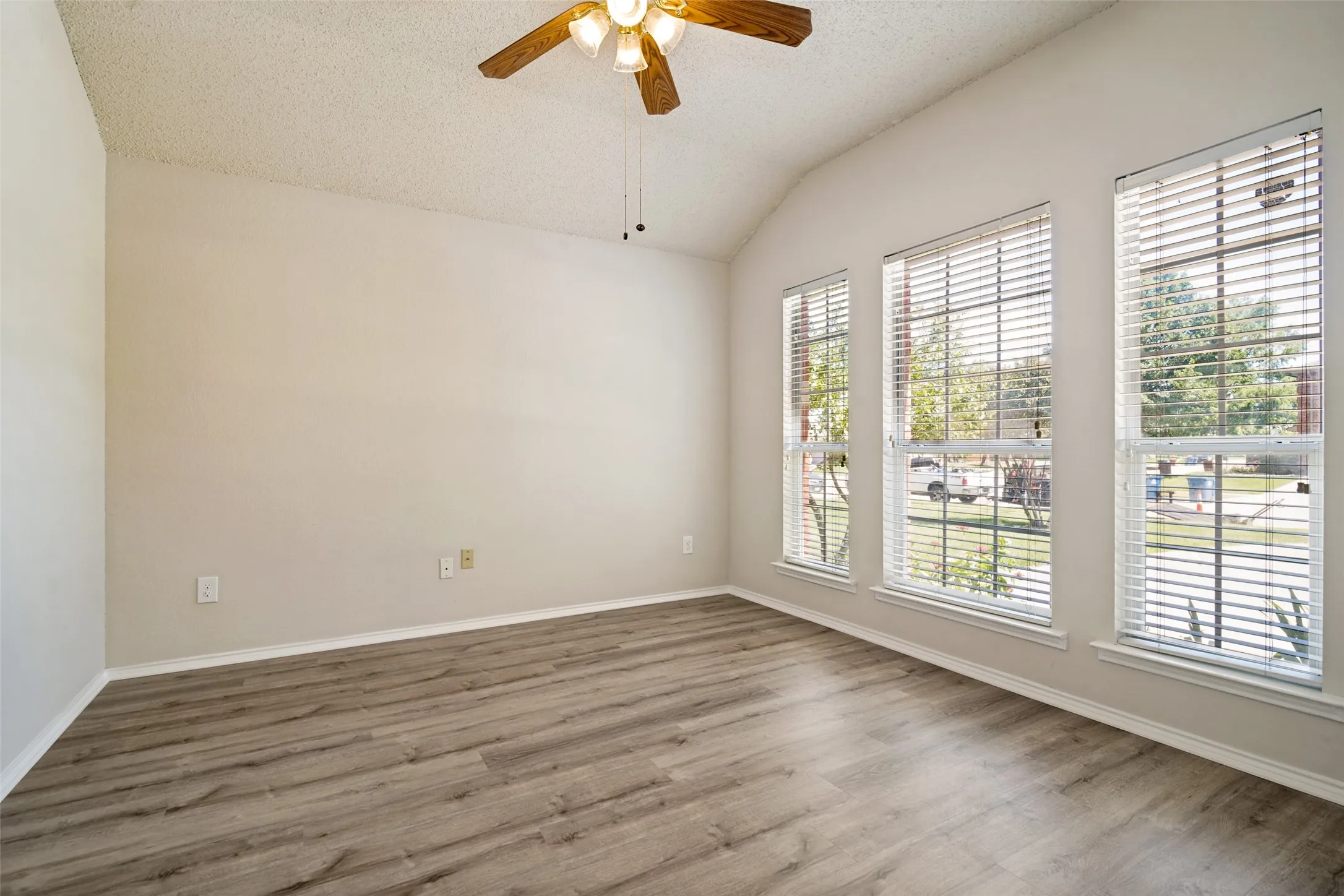 Single Family Residence For Sale in Dallas County , 7017 Travelers Crossing, Rowlett, Texas 75089, 3 Bedroom, 2 Bathroom, 2 Garage spaces, 2,285 Sqft, built in 2003, mls#21302700, Real Estate Agent in Rowlett, Homes For Sale in Dallas county, Homes For Sale in Rowlett, Realtor in Rowlett Texas, Real Estate Brokerage Independent Realty Texas, Luminita Cordes Realtor