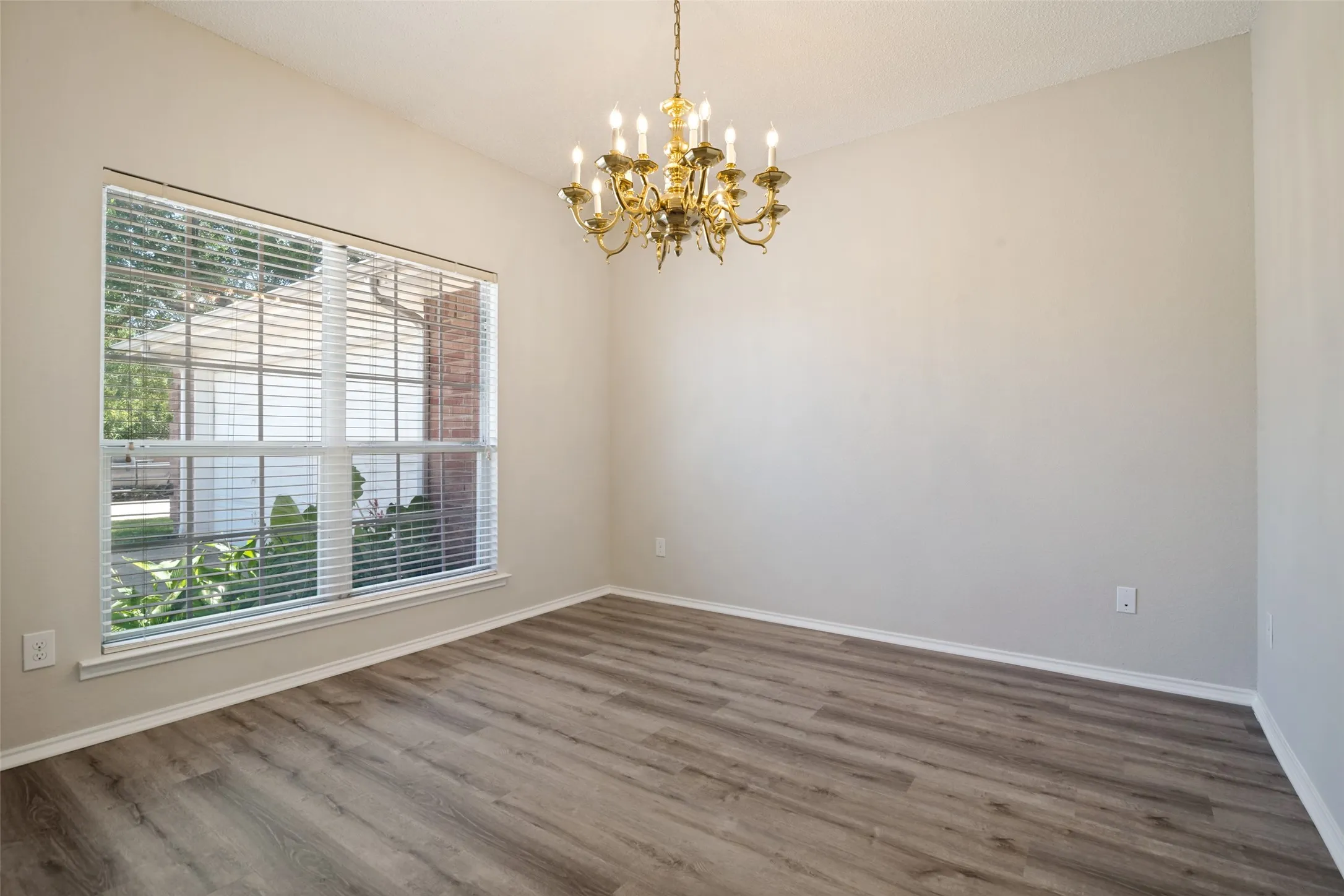 Single Family Residence For Sale in Dallas County , 7017 Travelers Crossing, Rowlett, Texas 75089, 3 Bedroom, 2 Bathroom, 2 Garage spaces, 2,285 Sqft, built in 2003, mls#21302700, Real Estate Agent in Rowlett, Homes For Sale in Dallas county, Homes For Sale in Rowlett, Realtor in Rowlett Texas, Real Estate Brokerage Independent Realty Texas, Luminita Cordes Realtor