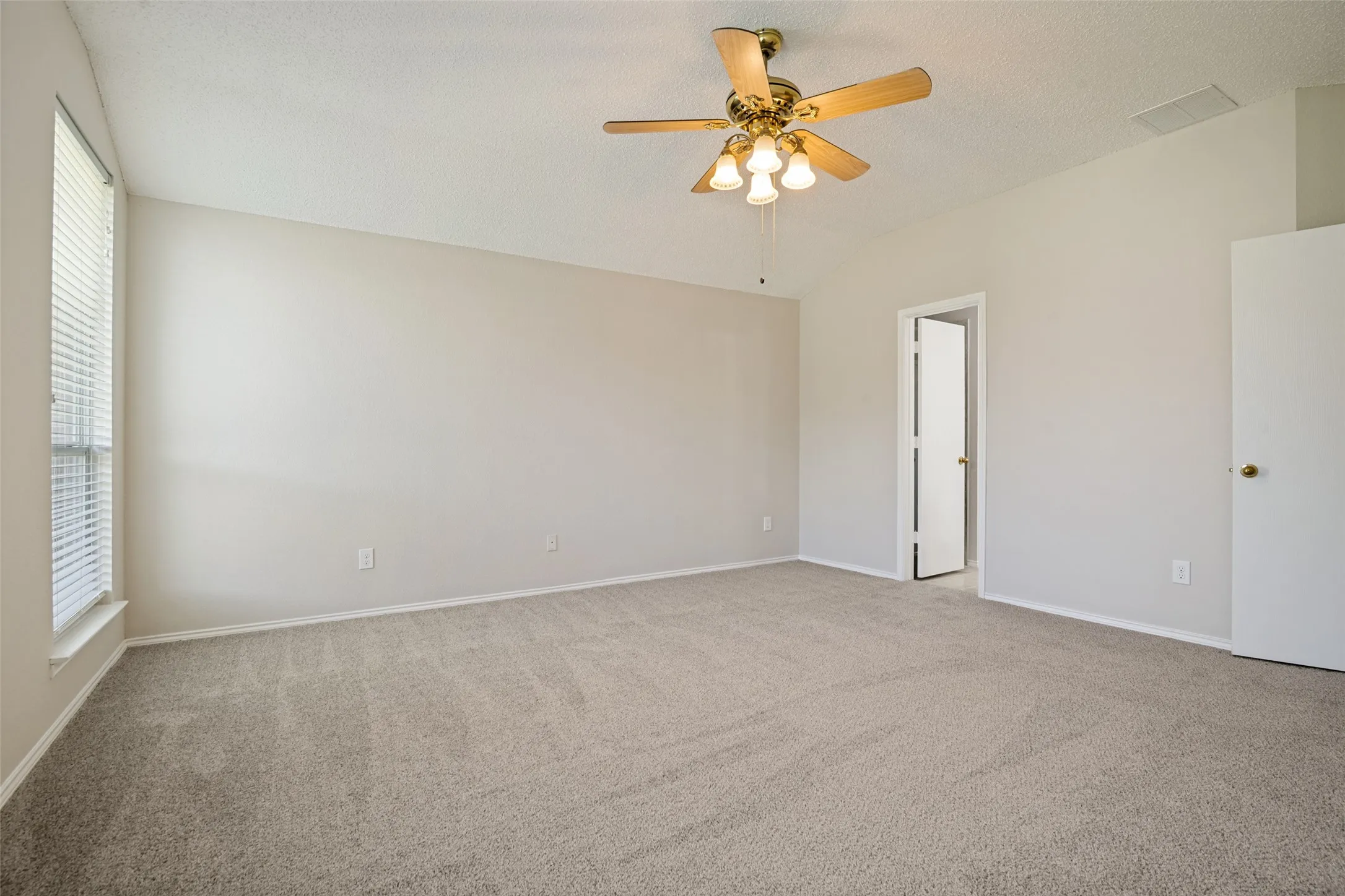 Single Family Residence For Sale in Dallas County , 7017 Travelers Crossing, Rowlett, Texas 75089, 3 Bedroom, 2 Bathroom, 2 Garage spaces, 2,285 Sqft, built in 2003, mls#21302700, Real Estate Agent in Rowlett, Homes For Sale in Dallas county, Homes For Sale in Rowlett, Realtor in Rowlett Texas, Real Estate Brokerage Independent Realty Texas, Luminita Cordes Realtor