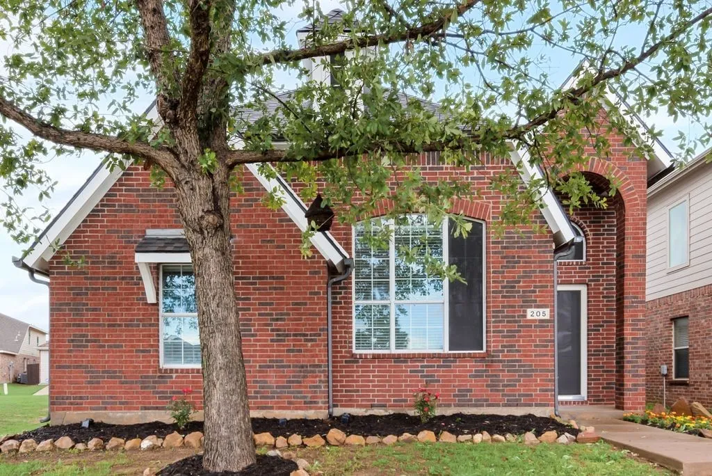 Single Family Residence For Rent in Denton County , 205 Tonto Street, Aubrey, Texas 76227, 3 Bedroom, 2 Bathroom, 2 Garage spaces, 1,207 Sqft, built in 2008, mls#21280978, Real Estate Agent in Aubrey, Homes For Rent in Denton county, Homes For Rent in Aubrey, Realtor in Aubrey Texas, Real Estate Brokerage Independent Realty Texas, Luminita Cordes Realtor