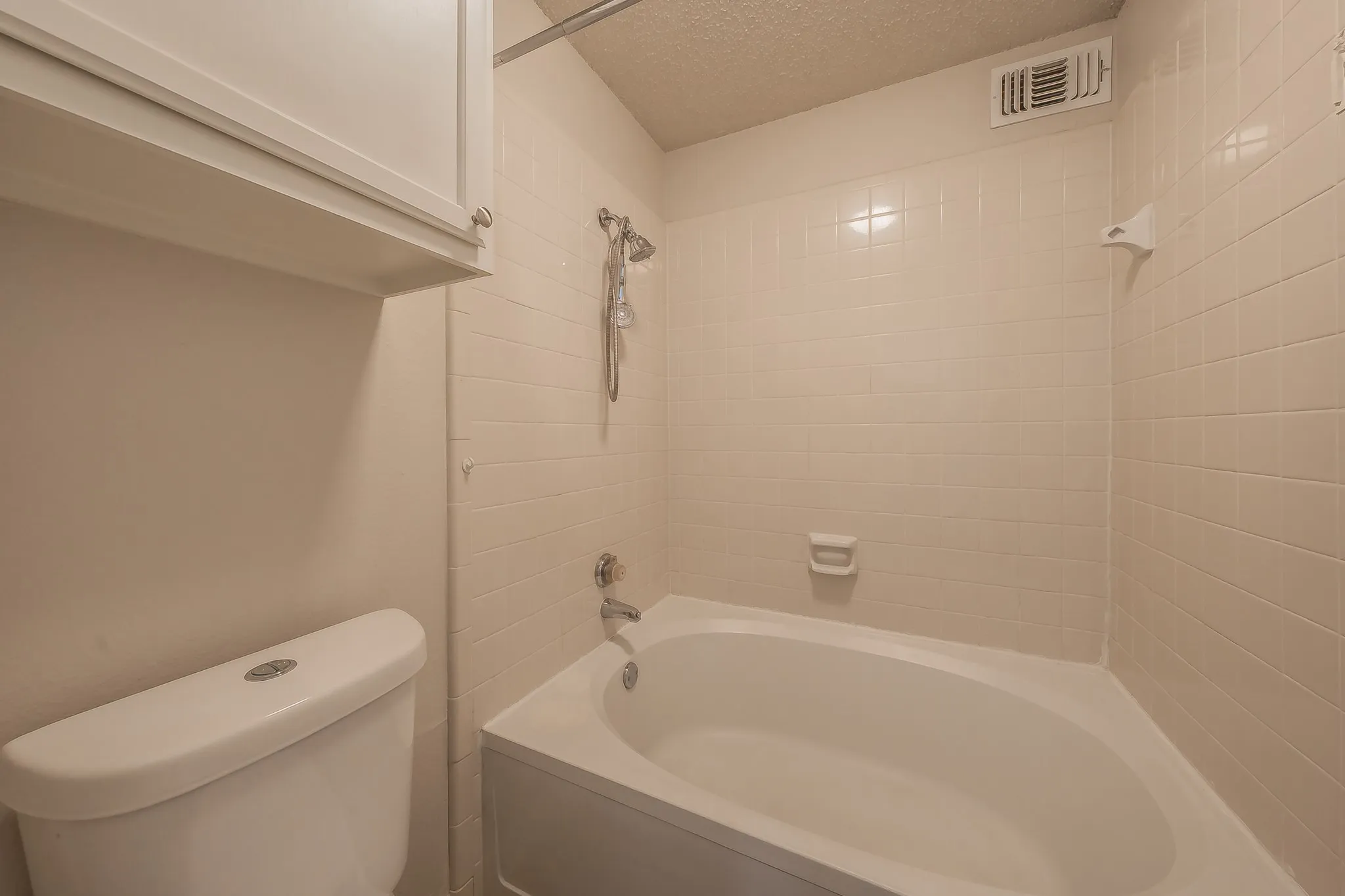 Duplex For Rent in Tarrant County , 6402 Valleybrooke Court, Arlington, Texas 76001, 3 Bedroom, 2 Bathroom, Garage spaces, 1,243 Sqft, built in 1987, mls#21302687, Real Estate Agent in Arlington, Homes For Rent in Tarrant county, Homes For Rent in Arlington, Realtor in Arlington Texas, Real Estate Brokerage Independent Realty Texas, Luminita Cordes Realtor