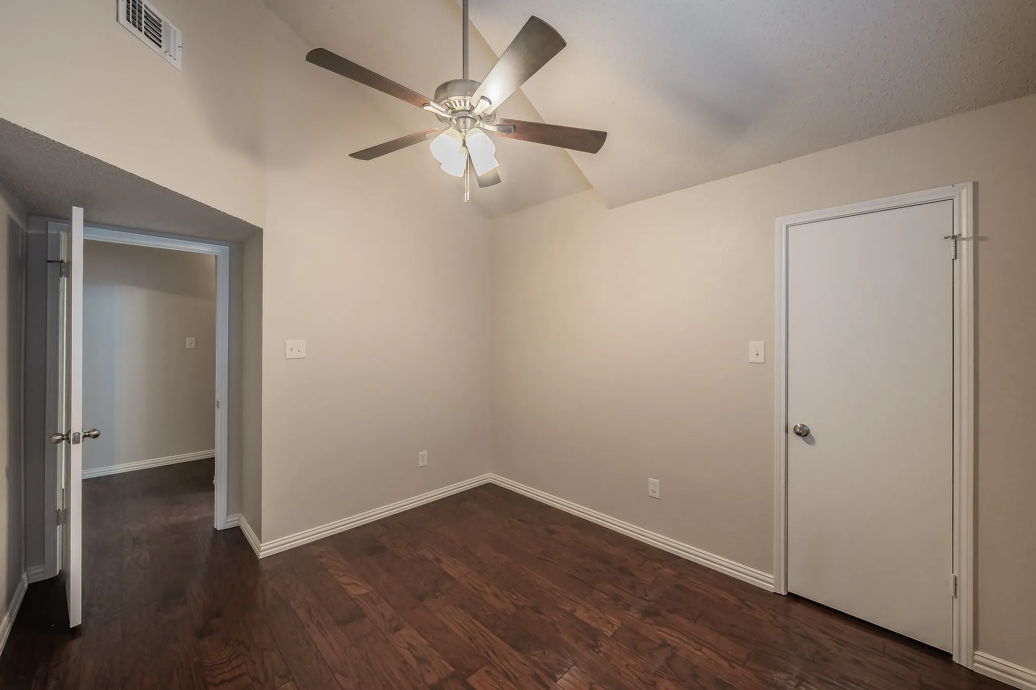 Duplex For Rent in Tarrant County , 6402 Valleybrooke Court, Arlington, Texas 76001, 3 Bedroom, 2 Bathroom, Garage spaces, 1,243 Sqft, built in 1987, mls#21302687, Real Estate Agent in Arlington, Homes For Rent in Tarrant county, Homes For Rent in Arlington, Realtor in Arlington Texas, Real Estate Brokerage Independent Realty Texas, Luminita Cordes Realtor