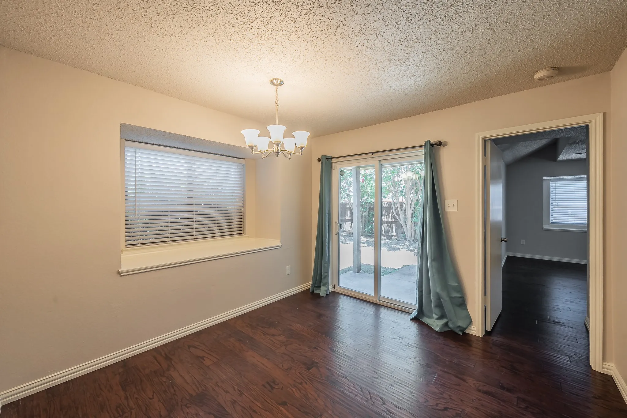Duplex For Rent in Tarrant County , 6402 Valleybrooke Court, Arlington, Texas 76001, 3 Bedroom, 2 Bathroom, Garage spaces, 1,243 Sqft, built in 1987, mls#21302687, Real Estate Agent in Arlington, Homes For Rent in Tarrant county, Homes For Rent in Arlington, Realtor in Arlington Texas, Real Estate Brokerage Independent Realty Texas, Luminita Cordes Realtor