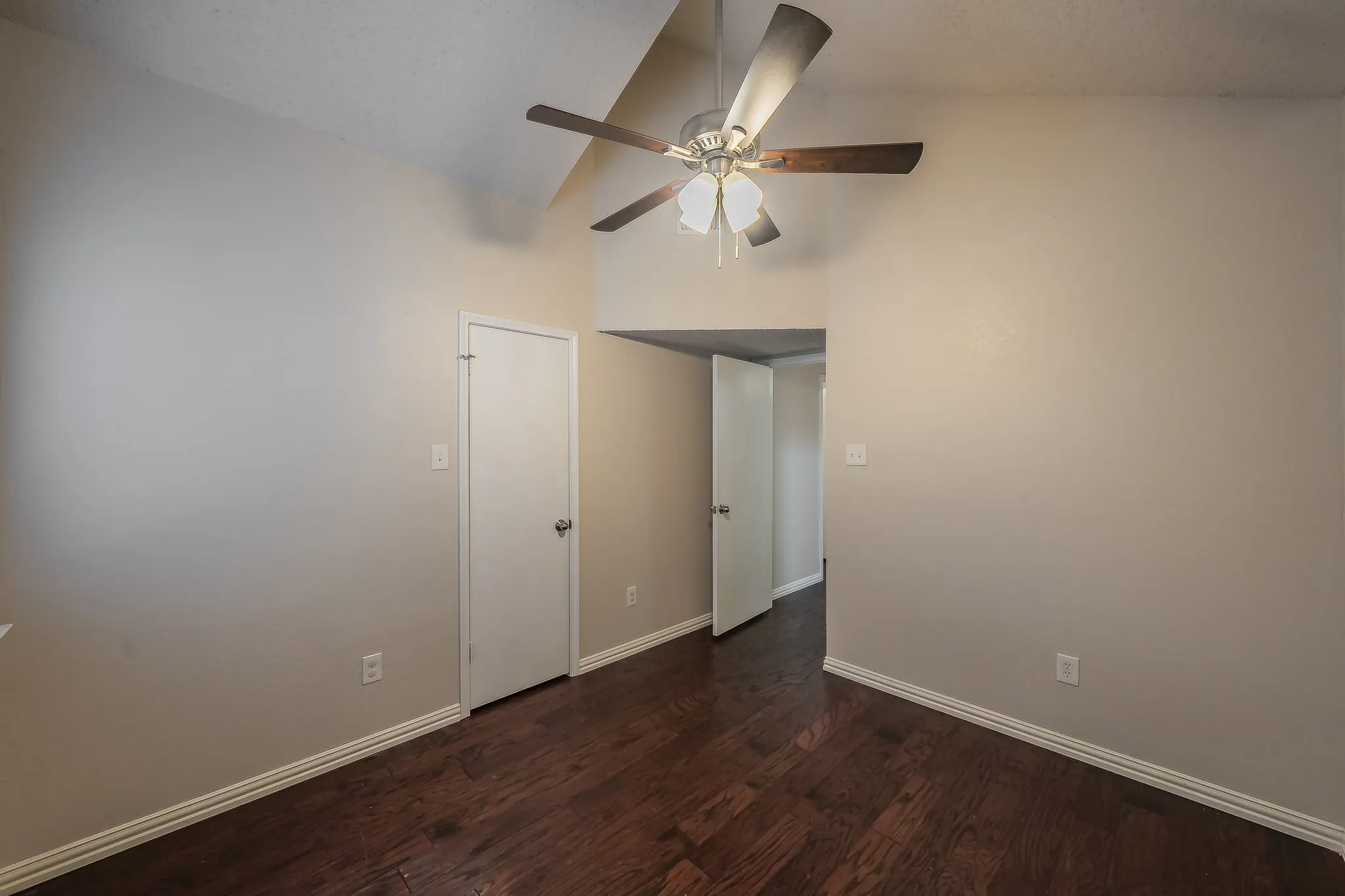 Duplex For Rent in Tarrant County , 6402 Valleybrooke Court, Arlington, Texas 76001, 3 Bedroom, 2 Bathroom, Garage spaces, 1,243 Sqft, built in 1987, mls#21302687, Real Estate Agent in Arlington, Homes For Rent in Tarrant county, Homes For Rent in Arlington, Realtor in Arlington Texas, Real Estate Brokerage Independent Realty Texas, Luminita Cordes Realtor