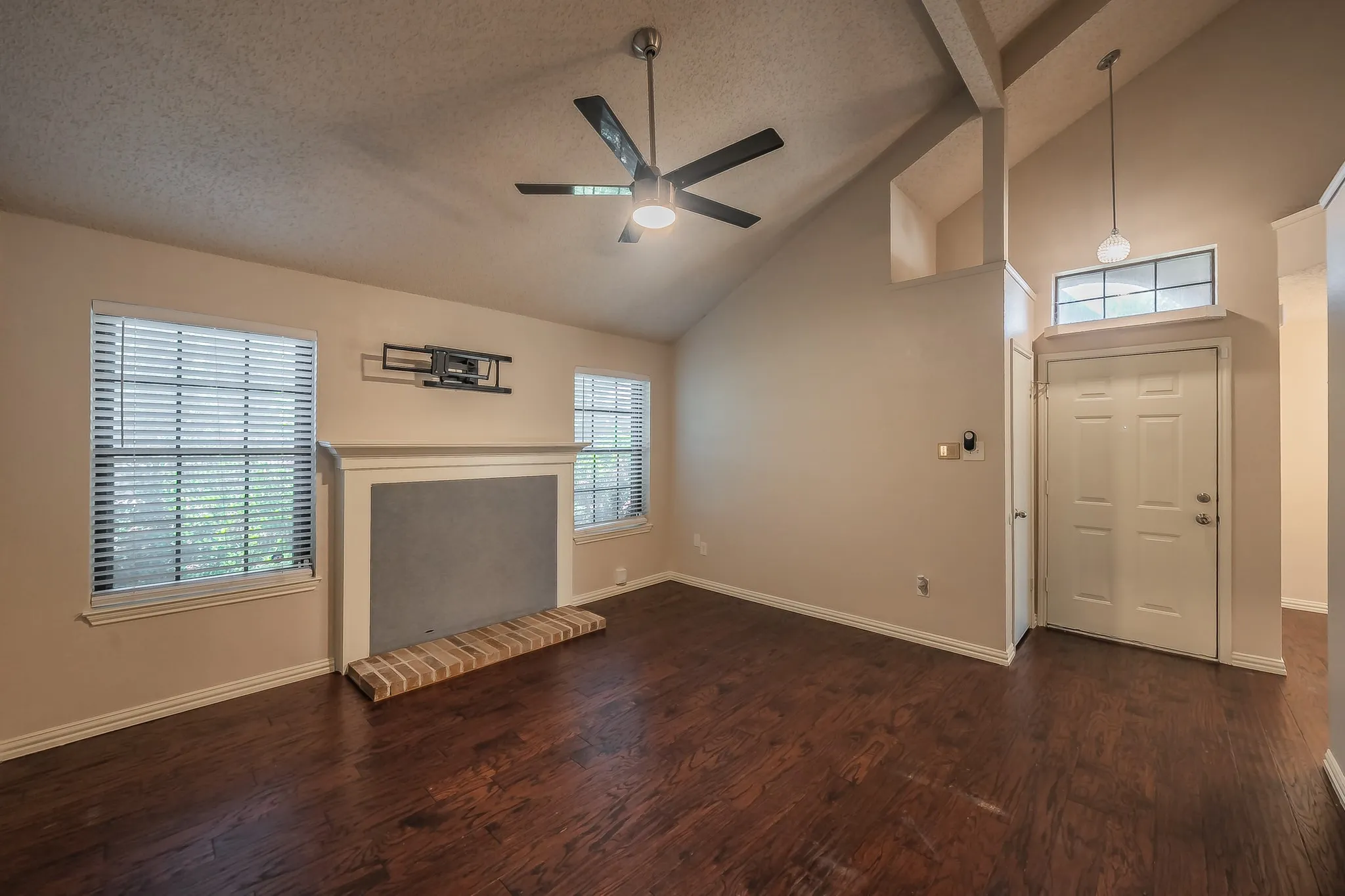 Duplex For Rent in Tarrant County , 6402 Valleybrooke Court, Arlington, Texas 76001, 3 Bedroom, 2 Bathroom, Garage spaces, 1,243 Sqft, built in 1987, mls#21302687, Real Estate Agent in Arlington, Homes For Rent in Tarrant county, Homes For Rent in Arlington, Realtor in Arlington Texas, Real Estate Brokerage Independent Realty Texas, Luminita Cordes Realtor