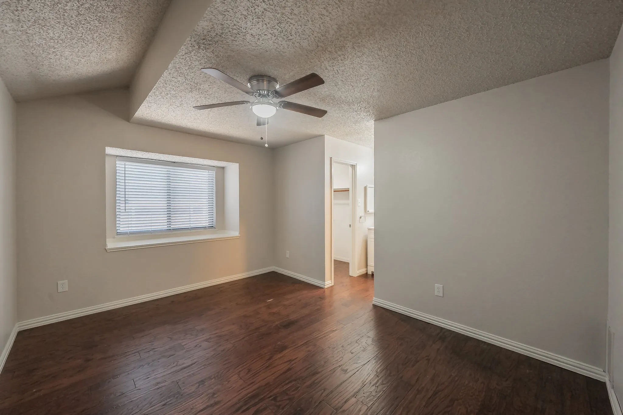 Duplex For Rent in Tarrant County , 6402 Valleybrooke Court, Arlington, Texas 76001, 3 Bedroom, 2 Bathroom, Garage spaces, 1,243 Sqft, built in 1987, mls#21302687, Real Estate Agent in Arlington, Homes For Rent in Tarrant county, Homes For Rent in Arlington, Realtor in Arlington Texas, Real Estate Brokerage Independent Realty Texas, Luminita Cordes Realtor