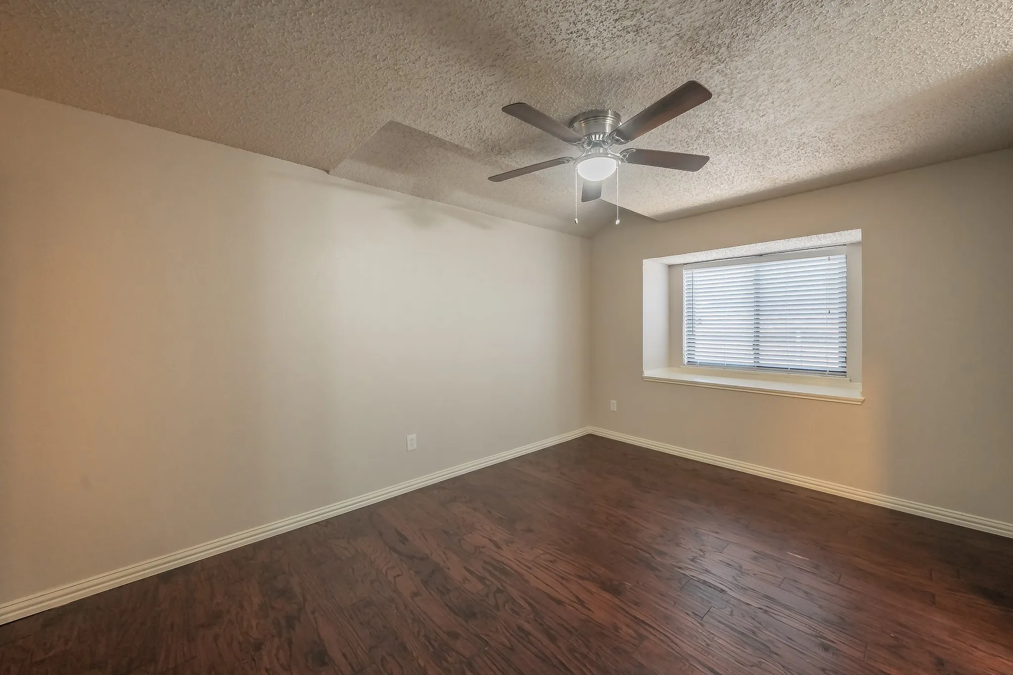 Duplex For Rent in Tarrant County , 6402 Valleybrooke Court, Arlington, Texas 76001, 3 Bedroom, 2 Bathroom, Garage spaces, 1,243 Sqft, built in 1987, mls#21302687, Real Estate Agent in Arlington, Homes For Rent in Tarrant county, Homes For Rent in Arlington, Realtor in Arlington Texas, Real Estate Brokerage Independent Realty Texas, Luminita Cordes Realtor