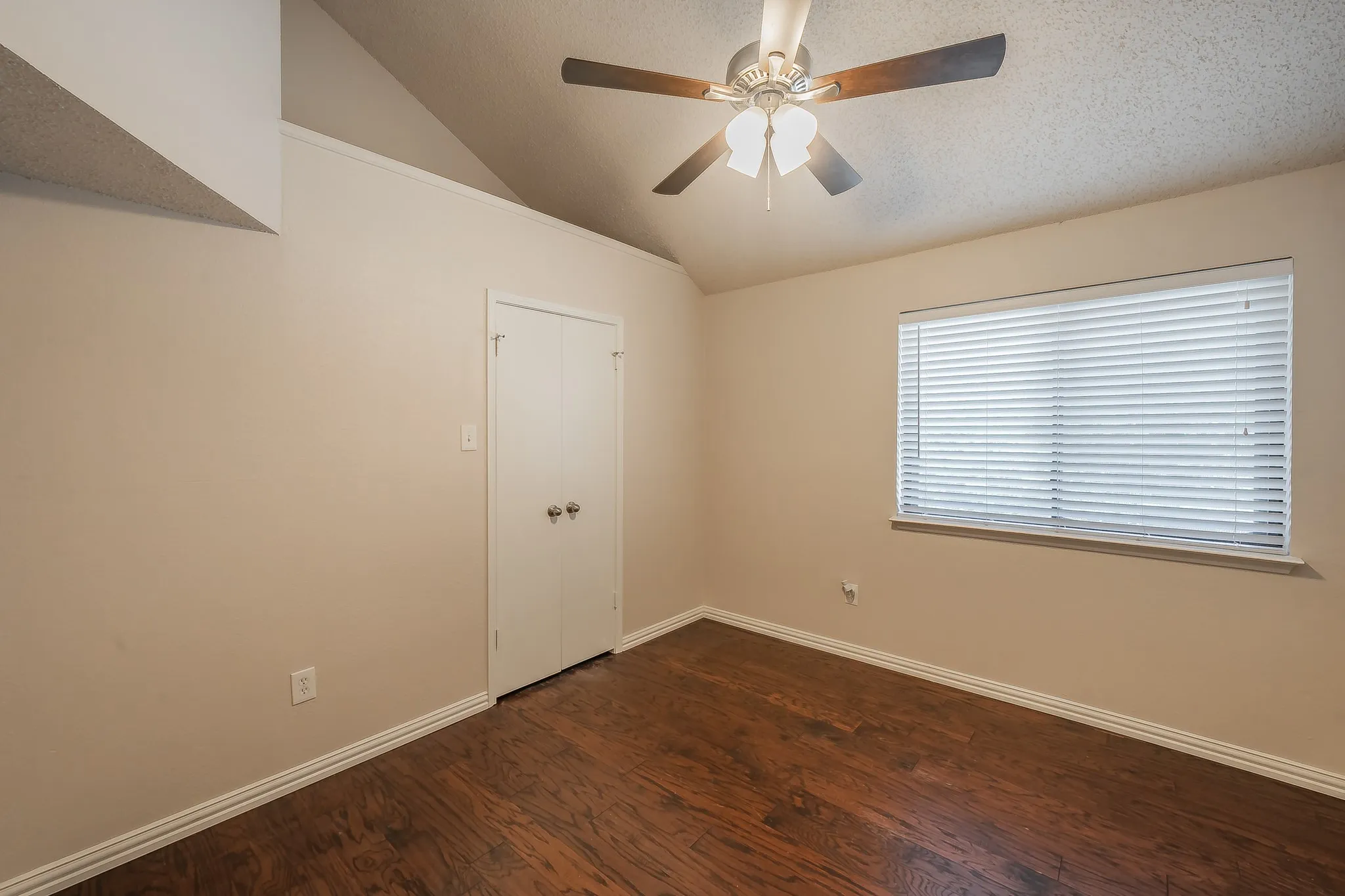 Duplex For Rent in Tarrant County , 6402 Valleybrooke Court, Arlington, Texas 76001, 3 Bedroom, 2 Bathroom, Garage spaces, 1,243 Sqft, built in 1987, mls#21302687, Real Estate Agent in Arlington, Homes For Rent in Tarrant county, Homes For Rent in Arlington, Realtor in Arlington Texas, Real Estate Brokerage Independent Realty Texas, Luminita Cordes Realtor