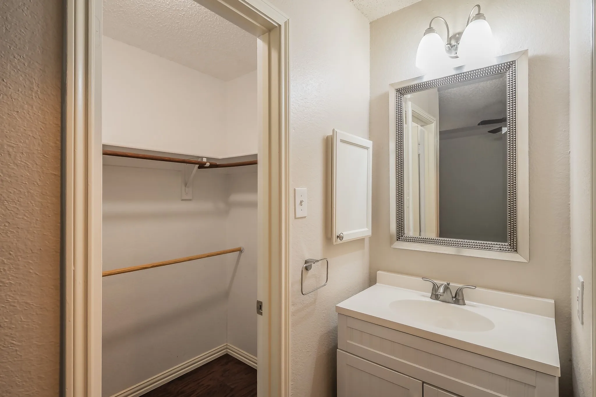 Duplex For Rent in Tarrant County , 6402 Valleybrooke Court, Arlington, Texas 76001, 3 Bedroom, 2 Bathroom, Garage spaces, 1,243 Sqft, built in 1987, mls#21302687, Real Estate Agent in Arlington, Homes For Rent in Tarrant county, Homes For Rent in Arlington, Realtor in Arlington Texas, Real Estate Brokerage Independent Realty Texas, Luminita Cordes Realtor
