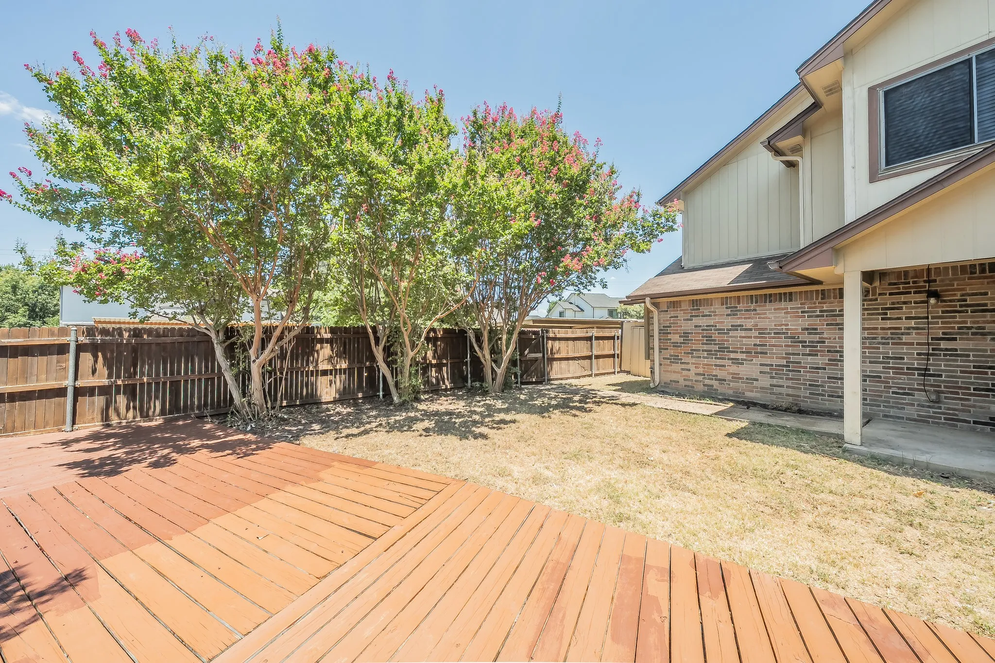 Duplex For Rent in Tarrant County , 6402 Valleybrooke Court, Arlington, Texas 76001, 3 Bedroom, 2 Bathroom, Garage spaces, 1,243 Sqft, built in 1987, mls#21302687, Real Estate Agent in Arlington, Homes For Rent in Tarrant county, Homes For Rent in Arlington, Realtor in Arlington Texas, Real Estate Brokerage Independent Realty Texas, Luminita Cordes Realtor