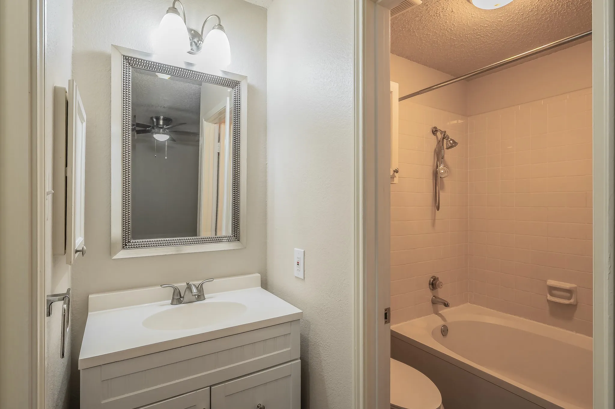 Duplex For Rent in Tarrant County , 6402 Valleybrooke Court, Arlington, Texas 76001, 3 Bedroom, 2 Bathroom, Garage spaces, 1,243 Sqft, built in 1987, mls#21302687, Real Estate Agent in Arlington, Homes For Rent in Tarrant county, Homes For Rent in Arlington, Realtor in Arlington Texas, Real Estate Brokerage Independent Realty Texas, Luminita Cordes Realtor