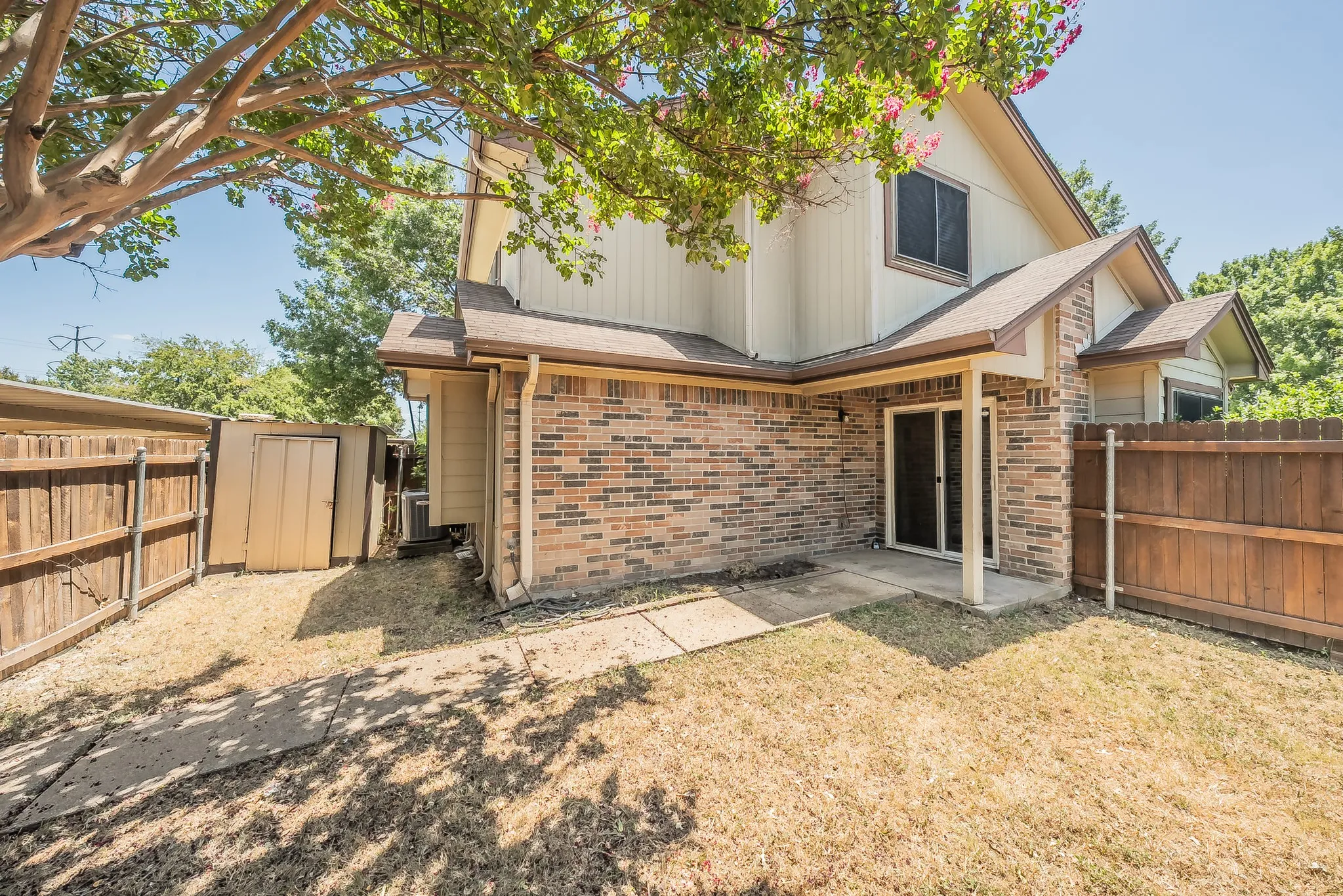 Duplex For Rent in Tarrant County , 6402 Valleybrooke Court, Arlington, Texas 76001, 3 Bedroom, 2 Bathroom, Garage spaces, 1,243 Sqft, built in 1987, mls#21302687, Real Estate Agent in Arlington, Homes For Rent in Tarrant county, Homes For Rent in Arlington, Realtor in Arlington Texas, Real Estate Brokerage Independent Realty Texas, Luminita Cordes Realtor