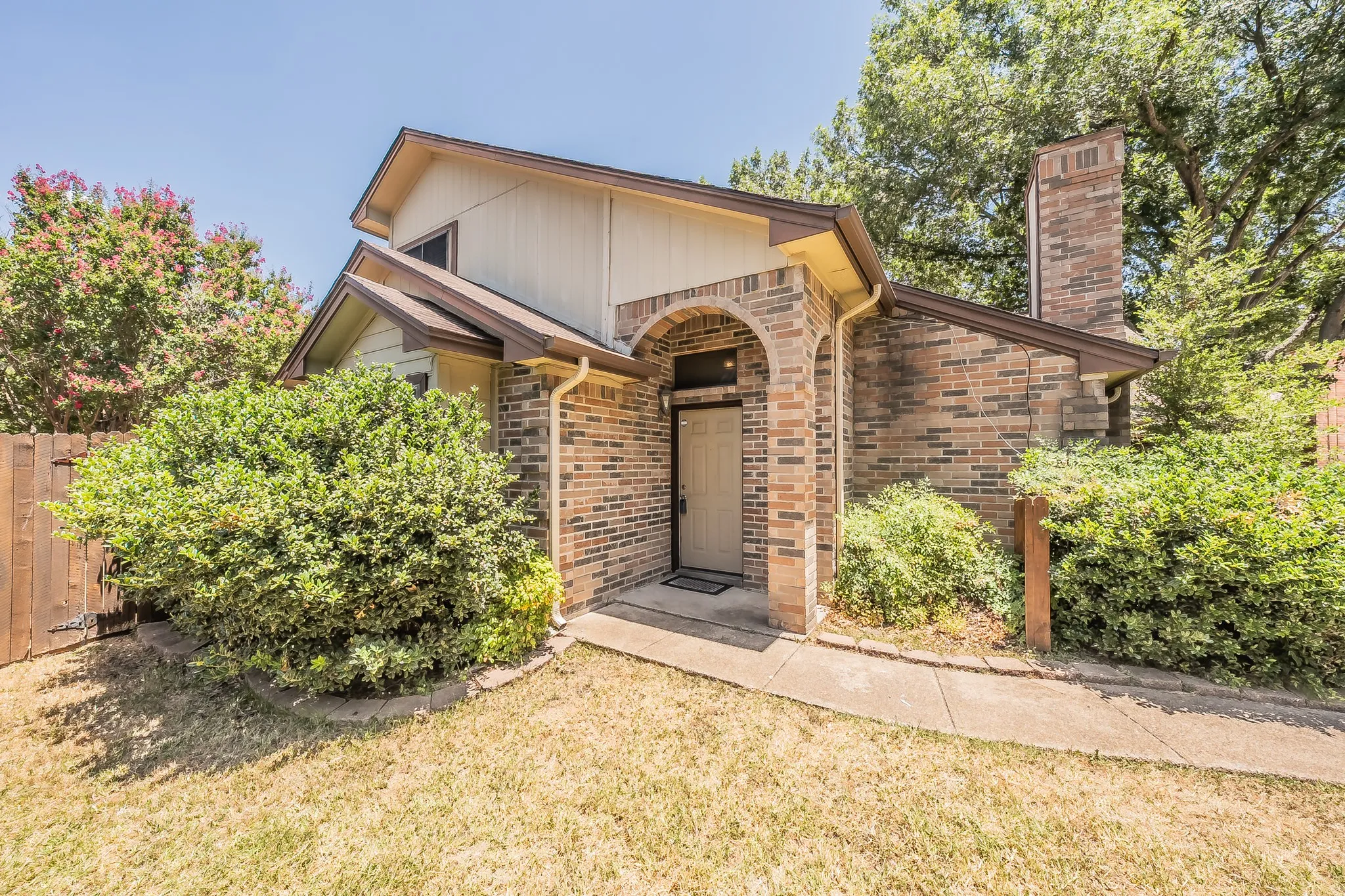 Duplex For Rent in Tarrant County , 6402 Valleybrooke Court, Arlington, Texas 76001, 3 Bedroom, 2 Bathroom, Garage spaces, 1,243 Sqft, built in 1987, mls#21302687, Real Estate Agent in Arlington, Homes For Rent in Tarrant county, Homes For Rent in Arlington, Realtor in Arlington Texas, Real Estate Brokerage Independent Realty Texas, Luminita Cordes Realtor
