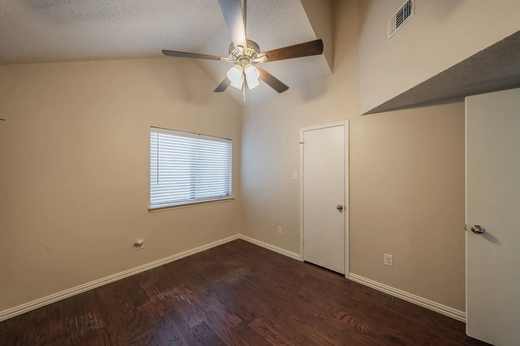 Duplex For Rent in Tarrant County , 6402 Valleybrooke Court, Arlington, Texas 76001, 3 Bedroom, 2 Bathroom, Garage spaces, 1,243 Sqft, built in 1987, mls#21302687, Real Estate Agent in Arlington, Homes For Rent in Tarrant county, Homes For Rent in Arlington, Realtor in Arlington Texas, Real Estate Brokerage Independent Realty Texas, Luminita Cordes Realtor