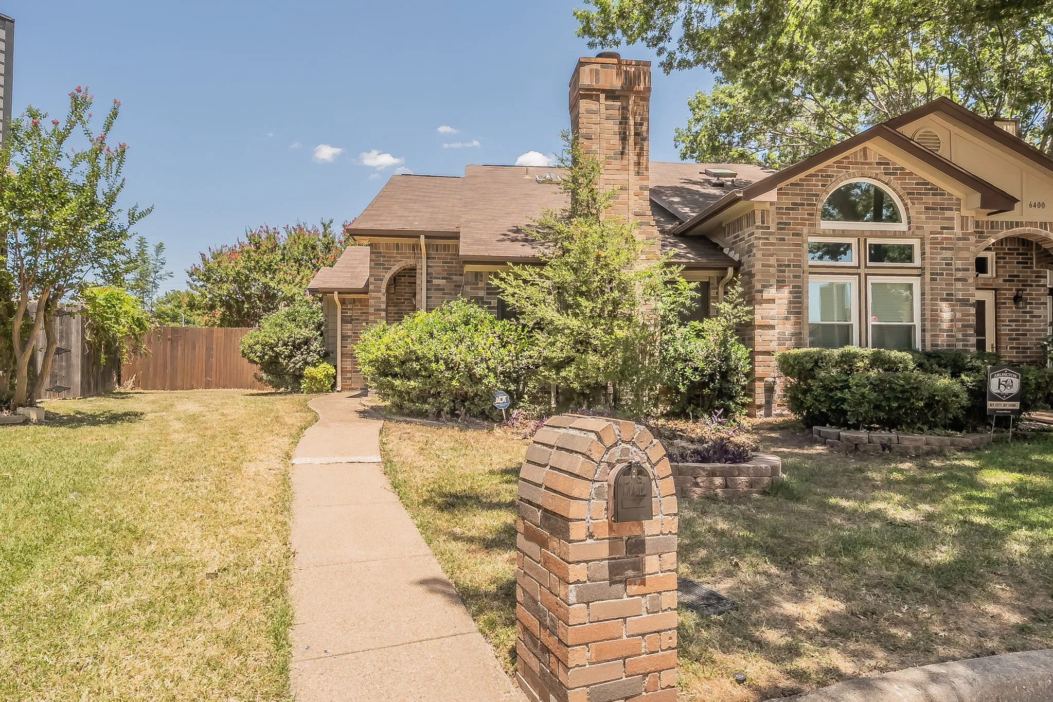 Duplex For Rent in Tarrant County , 6402 Valleybrooke Court, Arlington, Texas 76001, 3 Bedroom, 2 Bathroom, Garage spaces, 1,243 Sqft, built in 1987, mls#21302687, Real Estate Agent in Arlington, Homes For Rent in Tarrant county, Homes For Rent in Arlington, Realtor in Arlington Texas, Real Estate Brokerage Independent Realty Texas, Luminita Cordes Realtor