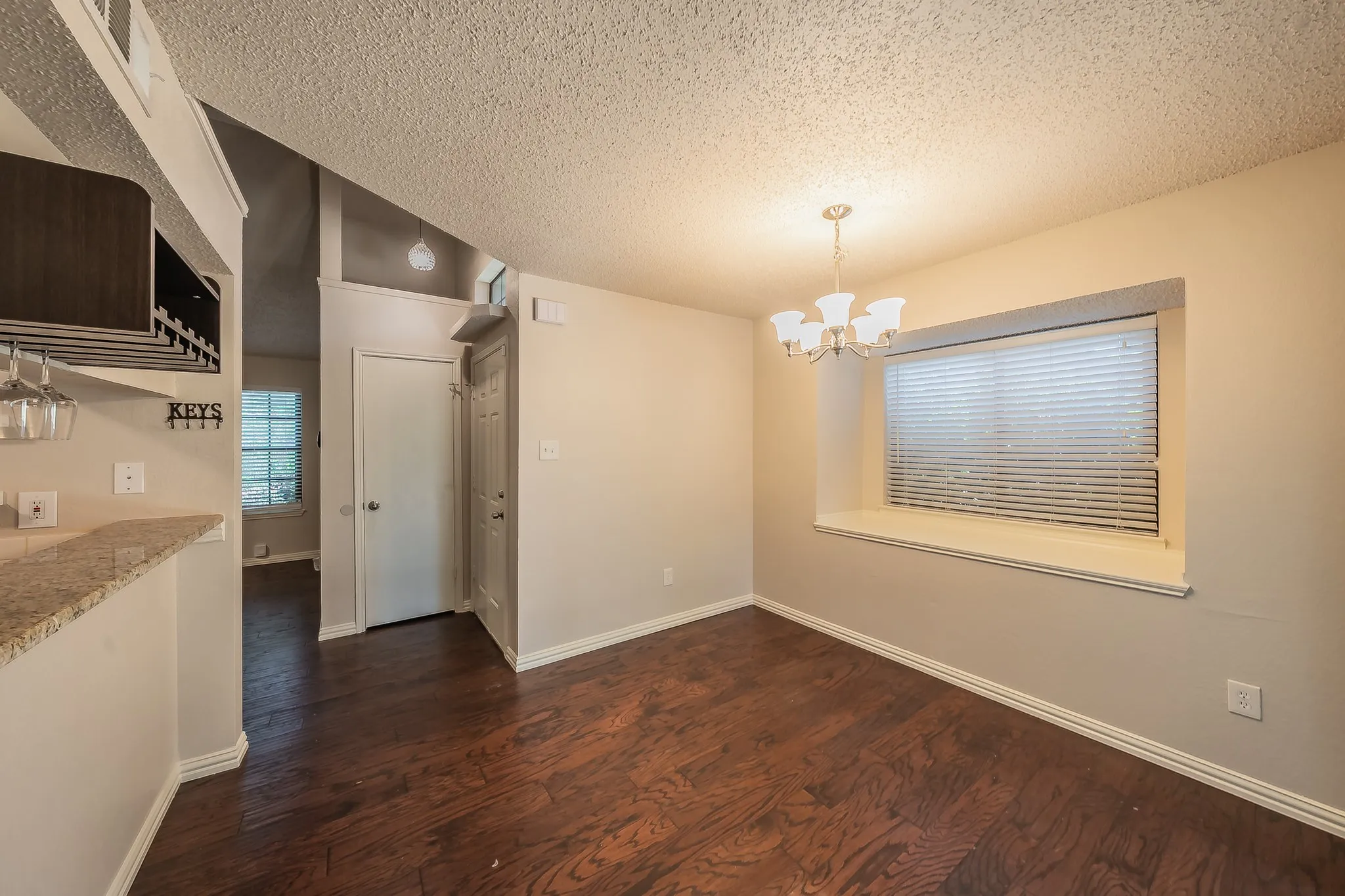 Duplex For Rent in Tarrant County , 6402 Valleybrooke Court, Arlington, Texas 76001, 3 Bedroom, 2 Bathroom, Garage spaces, 1,243 Sqft, built in 1987, mls#21302687, Real Estate Agent in Arlington, Homes For Rent in Tarrant county, Homes For Rent in Arlington, Realtor in Arlington Texas, Real Estate Brokerage Independent Realty Texas, Luminita Cordes Realtor
