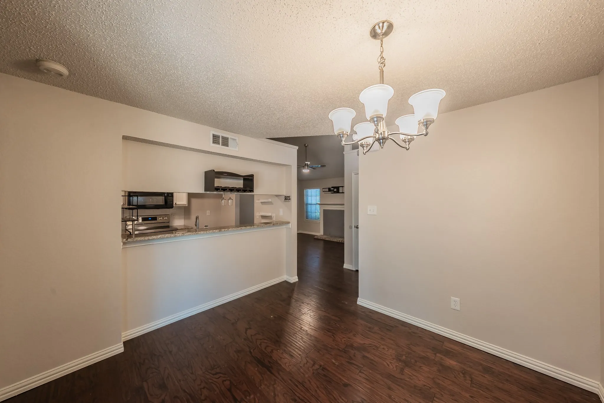 Duplex For Rent in Tarrant County , 6402 Valleybrooke Court, Arlington, Texas 76001, 3 Bedroom, 2 Bathroom, Garage spaces, 1,243 Sqft, built in 1987, mls#21302687, Real Estate Agent in Arlington, Homes For Rent in Tarrant county, Homes For Rent in Arlington, Realtor in Arlington Texas, Real Estate Brokerage Independent Realty Texas, Luminita Cordes Realtor