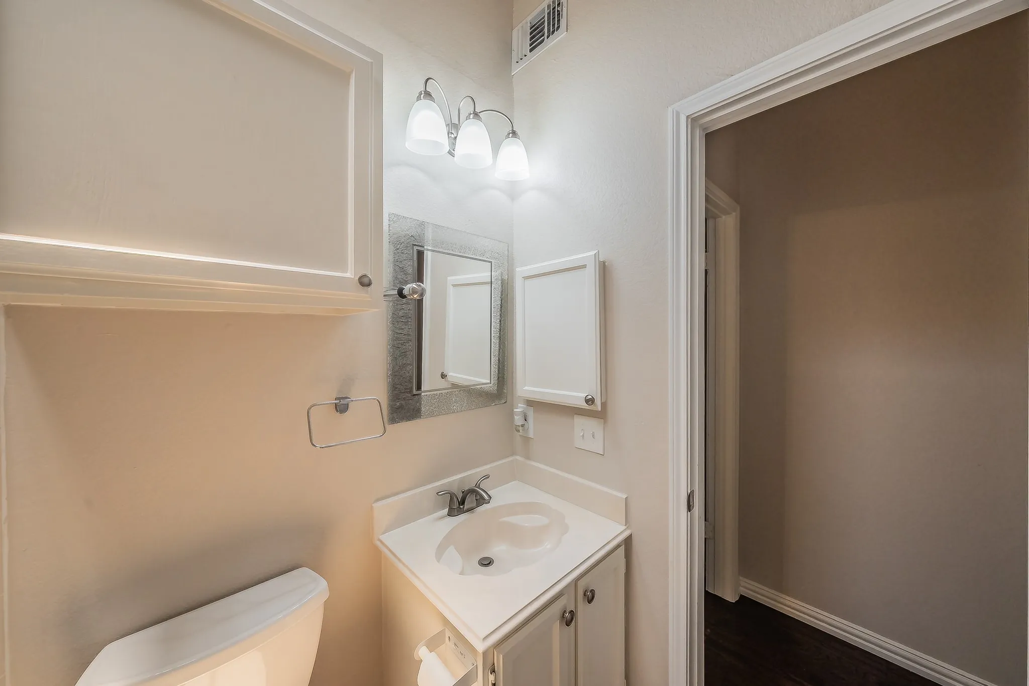 Duplex For Rent in Tarrant County , 6402 Valleybrooke Court, Arlington, Texas 76001, 3 Bedroom, 2 Bathroom, Garage spaces, 1,243 Sqft, built in 1987, mls#21302687, Real Estate Agent in Arlington, Homes For Rent in Tarrant county, Homes For Rent in Arlington, Realtor in Arlington Texas, Real Estate Brokerage Independent Realty Texas, Luminita Cordes Realtor