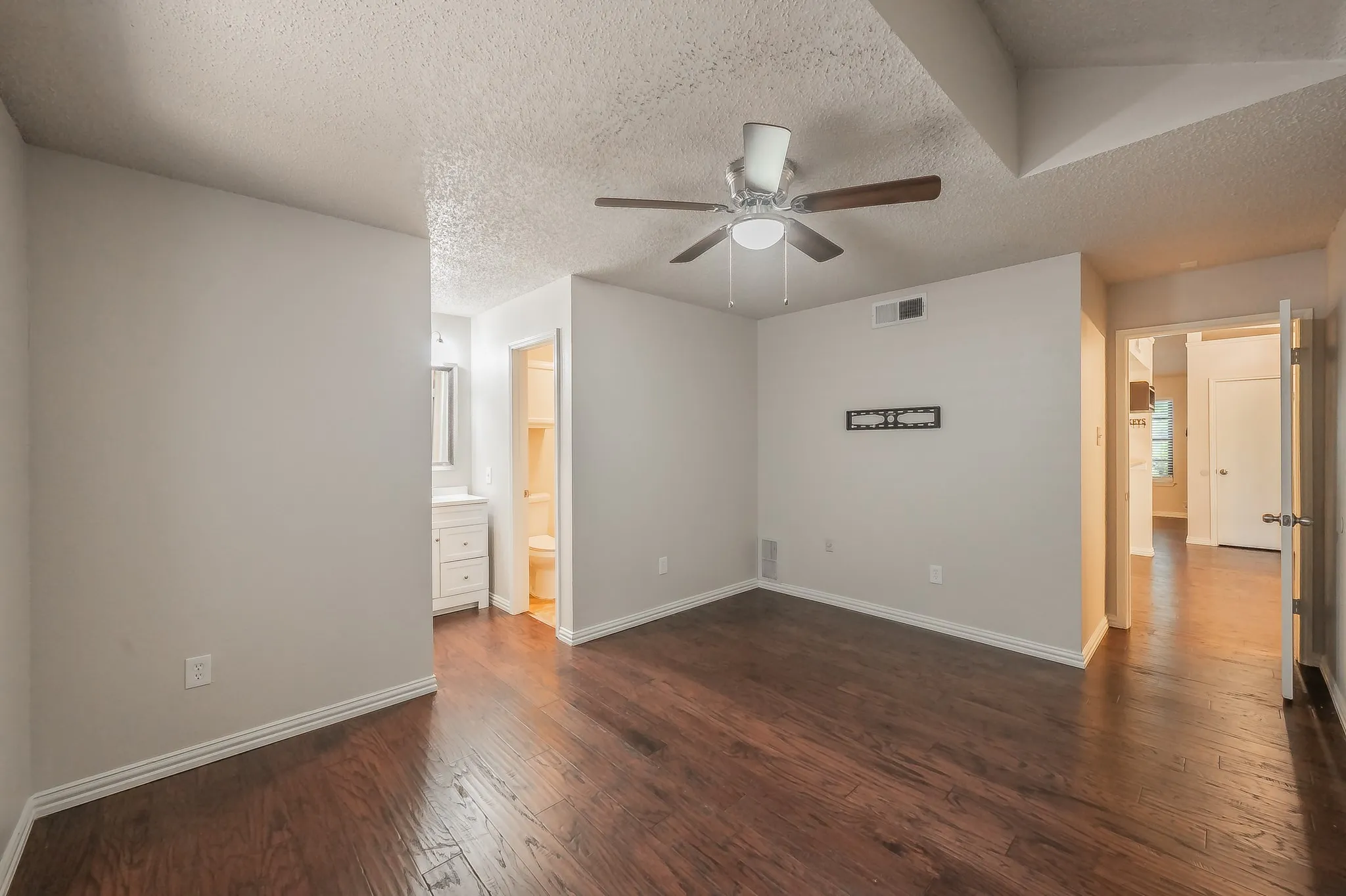 Duplex For Rent in Tarrant County , 6402 Valleybrooke Court, Arlington, Texas 76001, 3 Bedroom, 2 Bathroom, Garage spaces, 1,243 Sqft, built in 1987, mls#21302687, Real Estate Agent in Arlington, Homes For Rent in Tarrant county, Homes For Rent in Arlington, Realtor in Arlington Texas, Real Estate Brokerage Independent Realty Texas, Luminita Cordes Realtor