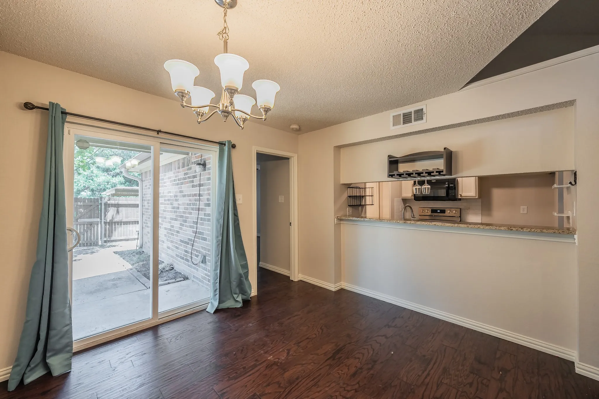 Duplex For Rent in Tarrant County , 6402 Valleybrooke Court, Arlington, Texas 76001, 3 Bedroom, 2 Bathroom, Garage spaces, 1,243 Sqft, built in 1987, mls#21302687, Real Estate Agent in Arlington, Homes For Rent in Tarrant county, Homes For Rent in Arlington, Realtor in Arlington Texas, Real Estate Brokerage Independent Realty Texas, Luminita Cordes Realtor
