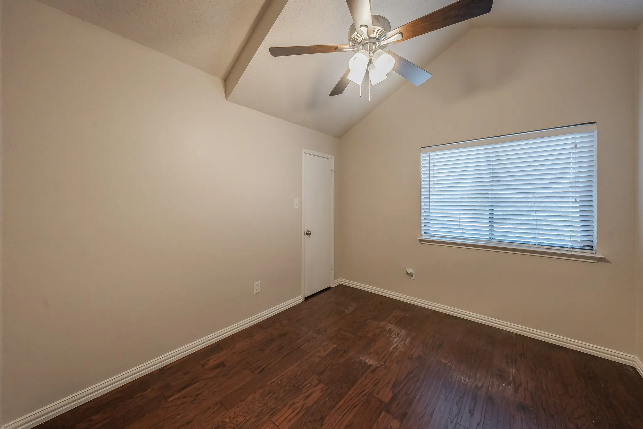 Duplex For Rent in Tarrant County , 6402 Valleybrooke Court, Arlington, Texas 76001, 3 Bedroom, 2 Bathroom, Garage spaces, 1,243 Sqft, built in 1987, mls#21302687, Real Estate Agent in Arlington, Homes For Rent in Tarrant county, Homes For Rent in Arlington, Realtor in Arlington Texas, Real Estate Brokerage Independent Realty Texas, Luminita Cordes Realtor