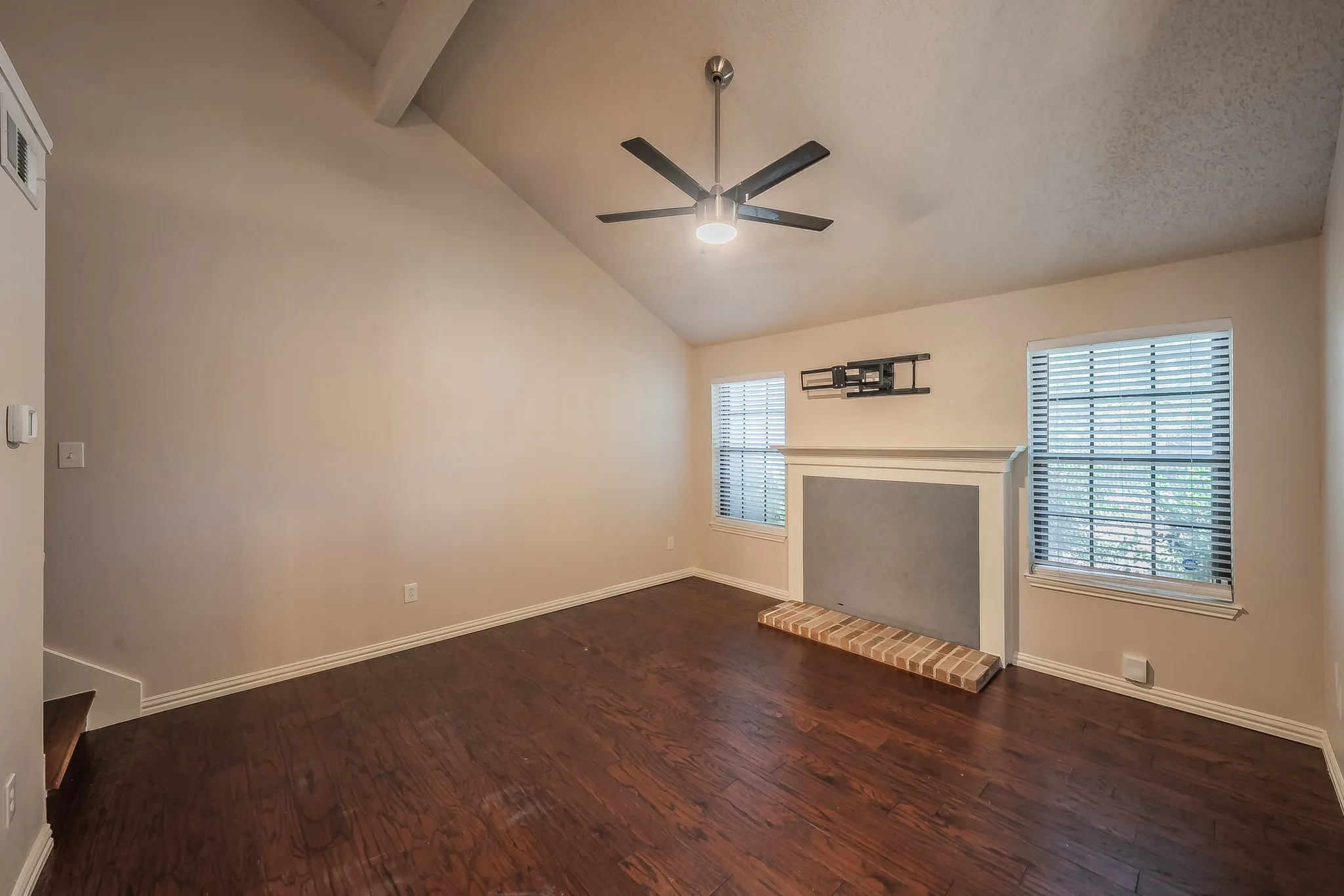 Duplex For Rent in Tarrant County , 6402 Valleybrooke Court, Arlington, Texas 76001, 3 Bedroom, 2 Bathroom, Garage spaces, 1,243 Sqft, built in 1987, mls#21302687, Real Estate Agent in Arlington, Homes For Rent in Tarrant county, Homes For Rent in Arlington, Realtor in Arlington Texas, Real Estate Brokerage Independent Realty Texas, Luminita Cordes Realtor
