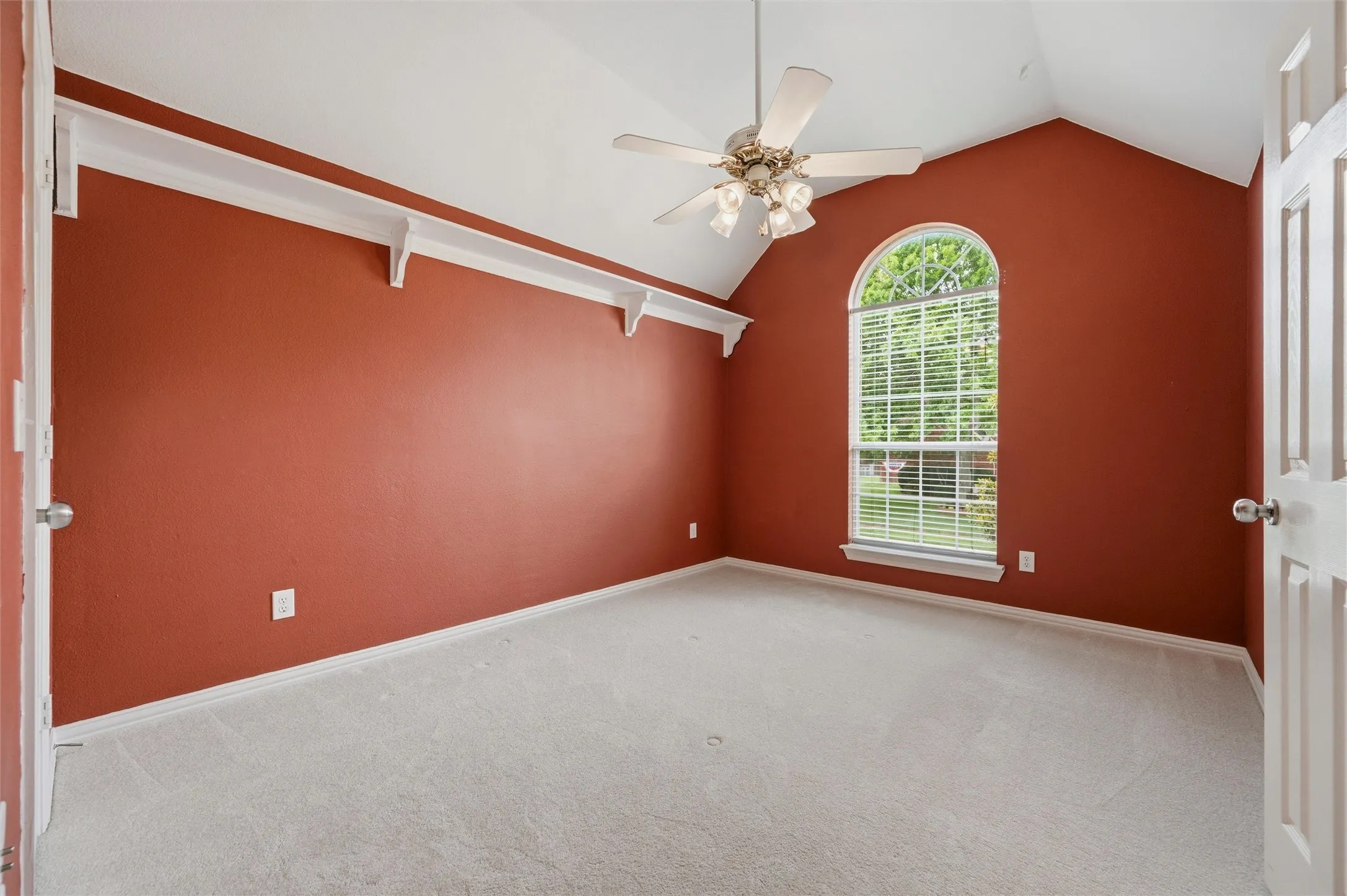 Large bedroom on front - walk in closet - jack and jill bath