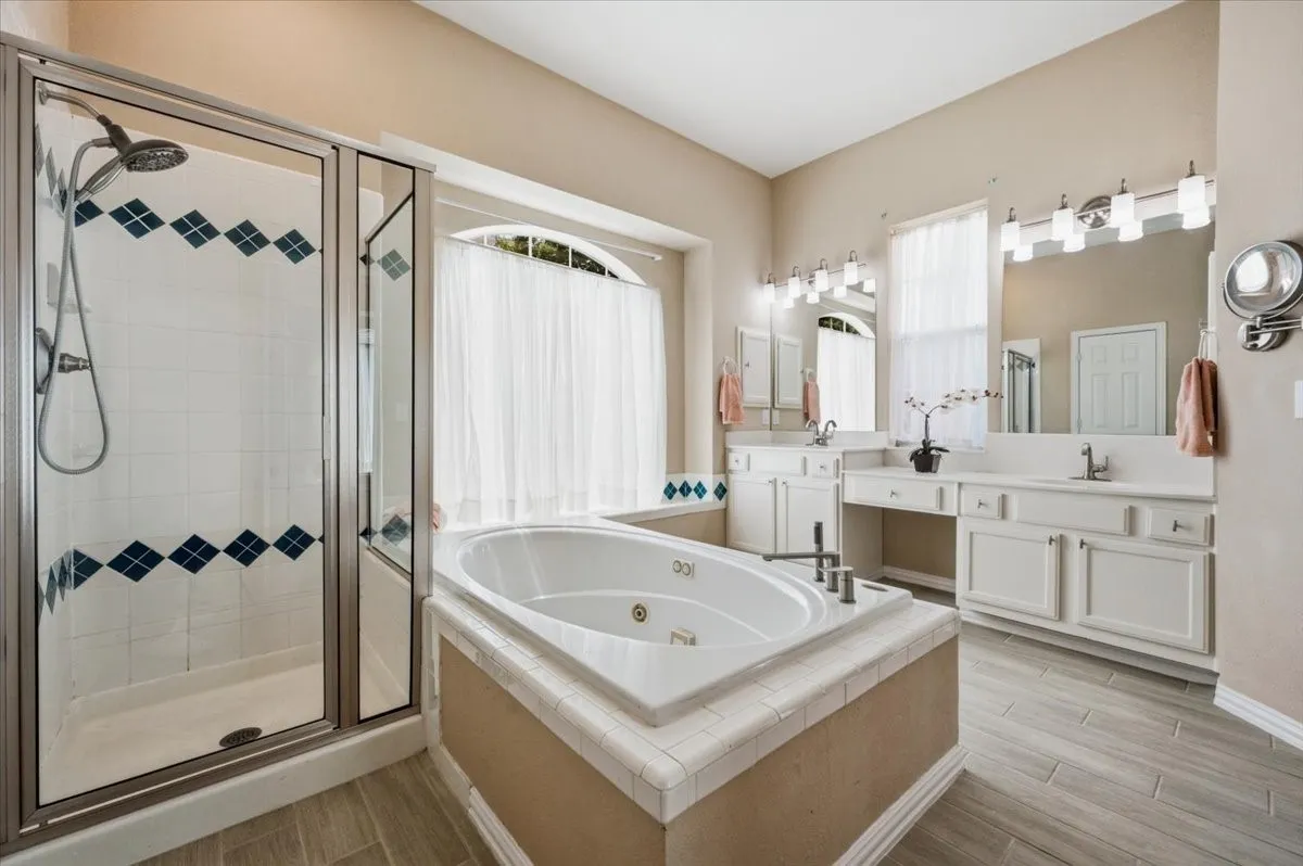 ENSUITE - JETTEED TUB   DOUBLE VANITY - LOTS OF LIGHT - HUGE WALK IN CLOSET - PRIVATE COMODE