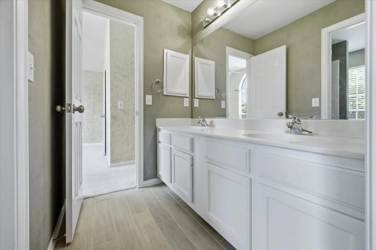 2ND FLOOR JACK N JILL BATH BETWEEN RED BEDROOM AND GREEN - 2 SINKS  DOOR TO TUB AND COMODE