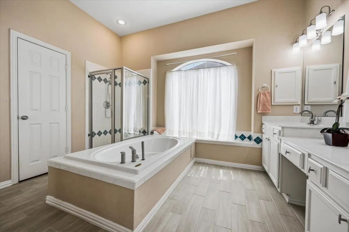 1ST FLOOR  FULL ENSUITE - NEW TILE FLOORING