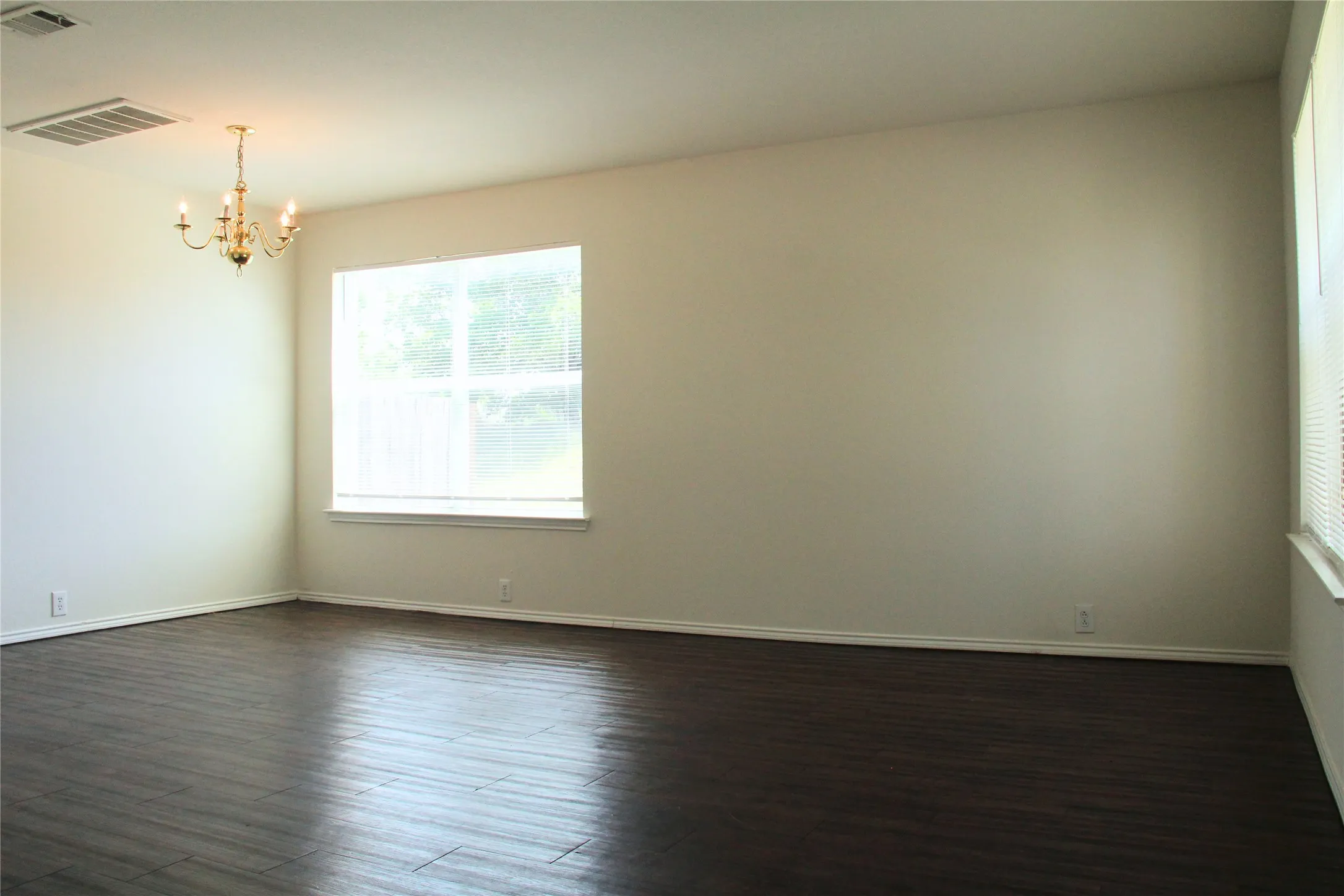 Single Family Residence For Rent in Tarrant County , 1825 Crested Butte Drive, Fort Worth, Texas 76131, 4 Bedroom, 3 Bathroom, 2 Garage spaces, 2,075 Sqft, built in 2004, mls#21302050, Real Estate Agent in Fort Worth, Homes For Rent in Tarrant county, Homes For Rent in Fort Worth, Realtor in Fort Worth Texas, Real Estate Brokerage Independent Realty Texas, Luminita Cordes Realtor