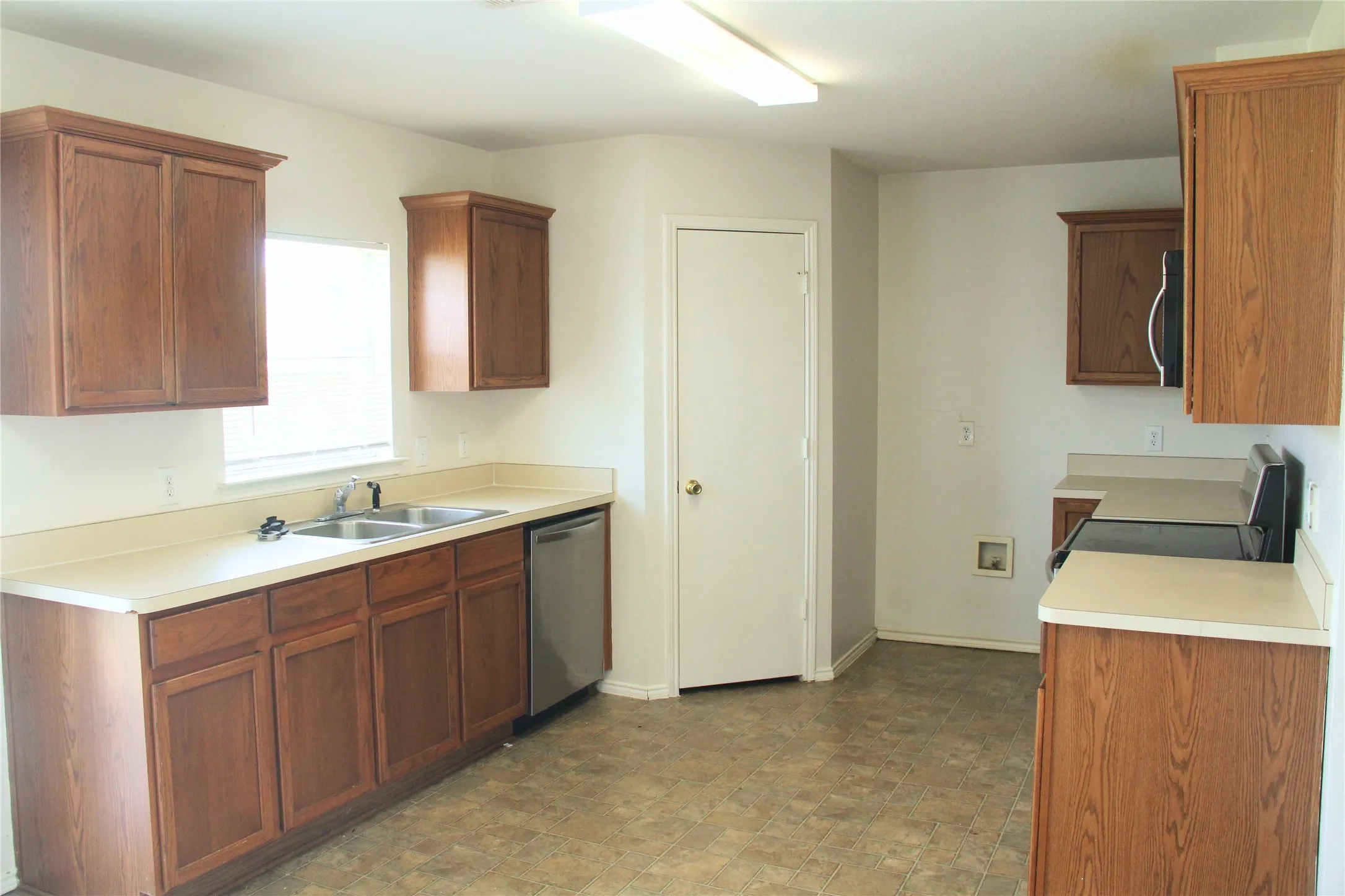 Single Family Residence For Rent in Tarrant County , 1825 Crested Butte Drive, Fort Worth, Texas 76131, 4 Bedroom, 3 Bathroom, 2 Garage spaces, 2,075 Sqft, built in 2004, mls#21302050, Real Estate Agent in Fort Worth, Homes For Rent in Tarrant county, Homes For Rent in Fort Worth, Realtor in Fort Worth Texas, Real Estate Brokerage Independent Realty Texas, Luminita Cordes Realtor