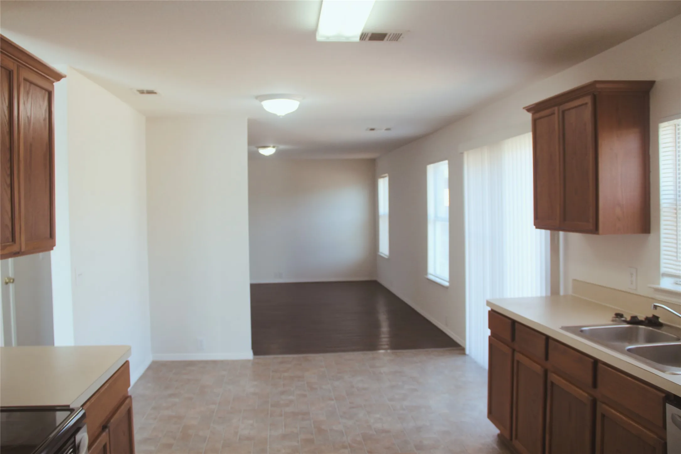 Single Family Residence For Rent in Tarrant County , 1825 Crested Butte Drive, Fort Worth, Texas 76131, 4 Bedroom, 3 Bathroom, 2 Garage spaces, 2,075 Sqft, built in 2004, mls#21302050, Real Estate Agent in Fort Worth, Homes For Rent in Tarrant county, Homes For Rent in Fort Worth, Realtor in Fort Worth Texas, Real Estate Brokerage Independent Realty Texas, Luminita Cordes Realtor