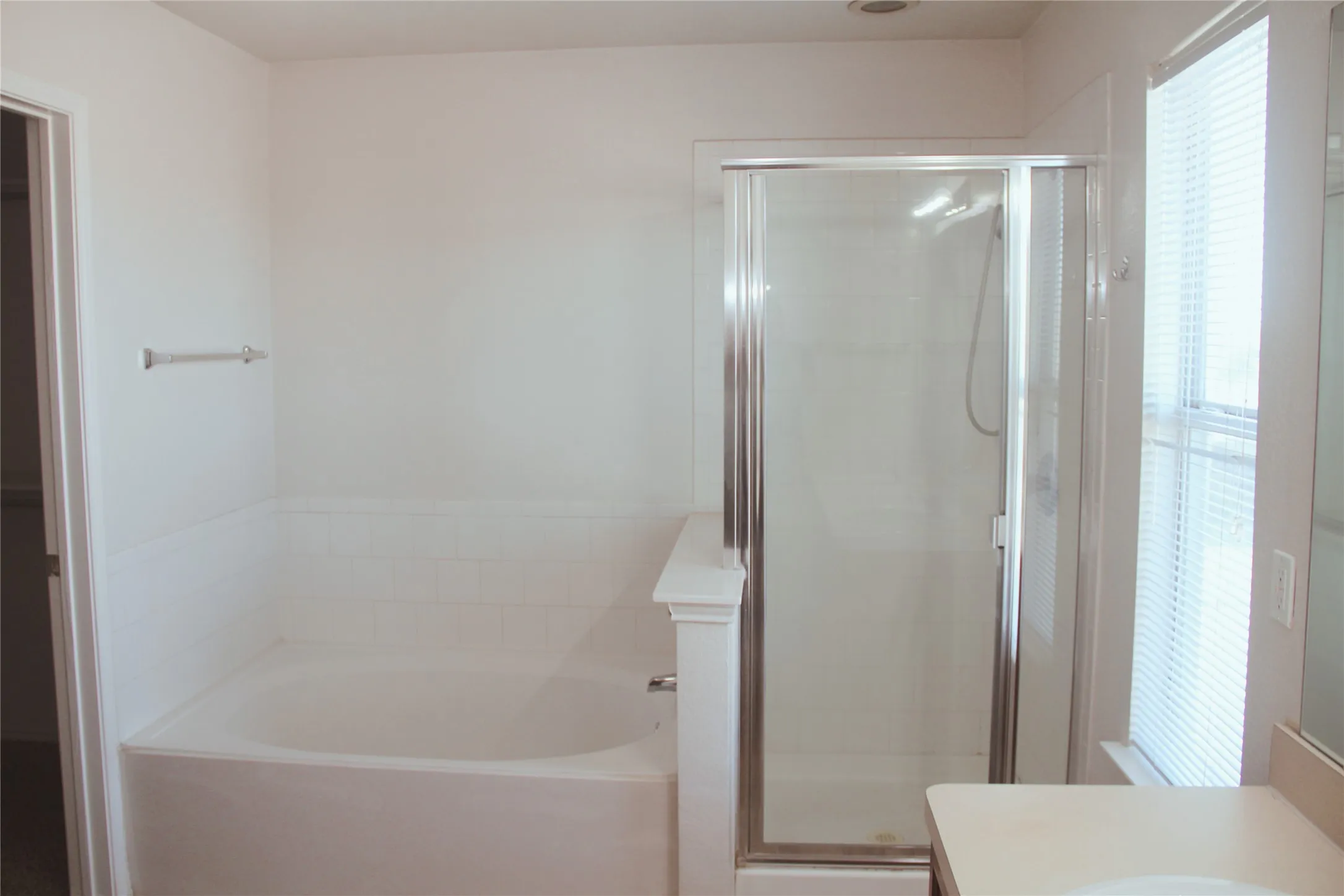Single Family Residence For Rent in Tarrant County , 1825 Crested Butte Drive, Fort Worth, Texas 76131, 4 Bedroom, 3 Bathroom, 2 Garage spaces, 2,075 Sqft, built in 2004, mls#21302050, Real Estate Agent in Fort Worth, Homes For Rent in Tarrant county, Homes For Rent in Fort Worth, Realtor in Fort Worth Texas, Real Estate Brokerage Independent Realty Texas, Luminita Cordes Realtor