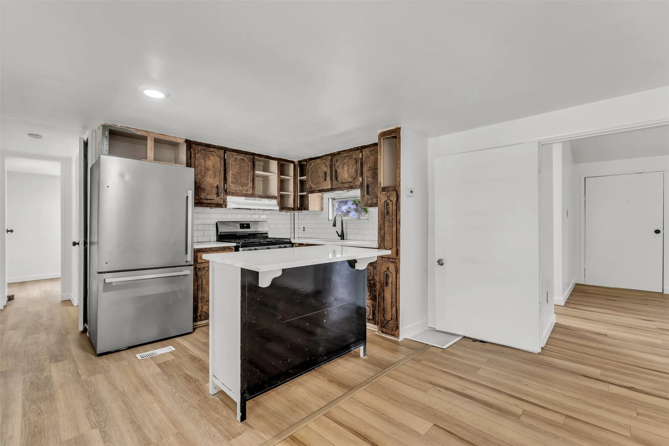 Manufactured Home For Sale in Hill County , 116 Kennedy, Whitney, Texas 76692, 3 Bedroom, 2 Bathroom, Garage spaces, 1,144 Sqft, built in 1968, mls#21302764, Real Estate Agent in Whitney, Homes For Sale in Hill county, Homes For Sale in Whitney, Realtor in Whitney Texas, Real Estate Brokerage Independent Realty Texas, Luminita Cordes Realtor