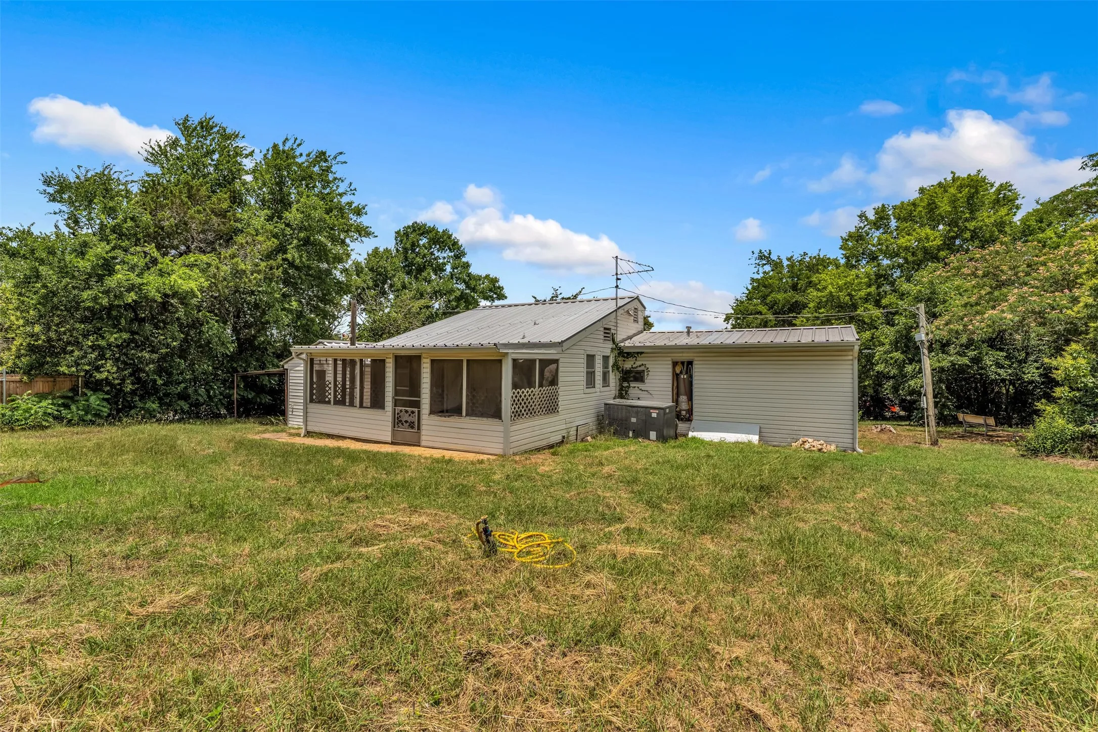 Manufactured Home For Sale in Hill County , 116 Kennedy, Whitney, Texas 76692, 3 Bedroom, 2 Bathroom, Garage spaces, 1,144 Sqft, built in 1968, mls#21302764, Real Estate Agent in Whitney, Homes For Sale in Hill county, Homes For Sale in Whitney, Realtor in Whitney Texas, Real Estate Brokerage Independent Realty Texas, Luminita Cordes Realtor