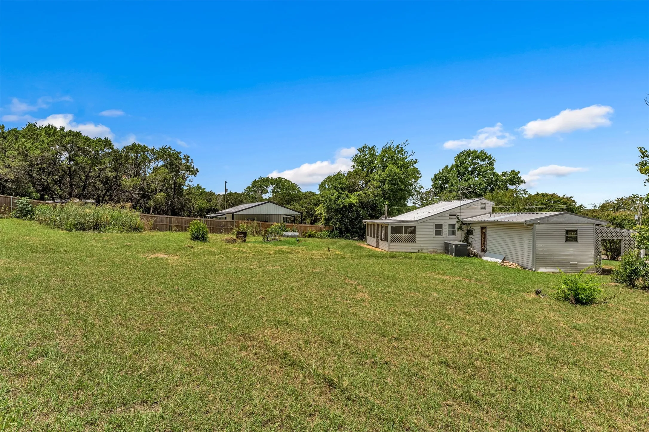 Manufactured Home For Sale in Hill County , 116 Kennedy, Whitney, Texas 76692, 3 Bedroom, 2 Bathroom, Garage spaces, 1,144 Sqft, built in 1968, mls#21302764, Real Estate Agent in Whitney, Homes For Sale in Hill county, Homes For Sale in Whitney, Realtor in Whitney Texas, Real Estate Brokerage Independent Realty Texas, Luminita Cordes Realtor