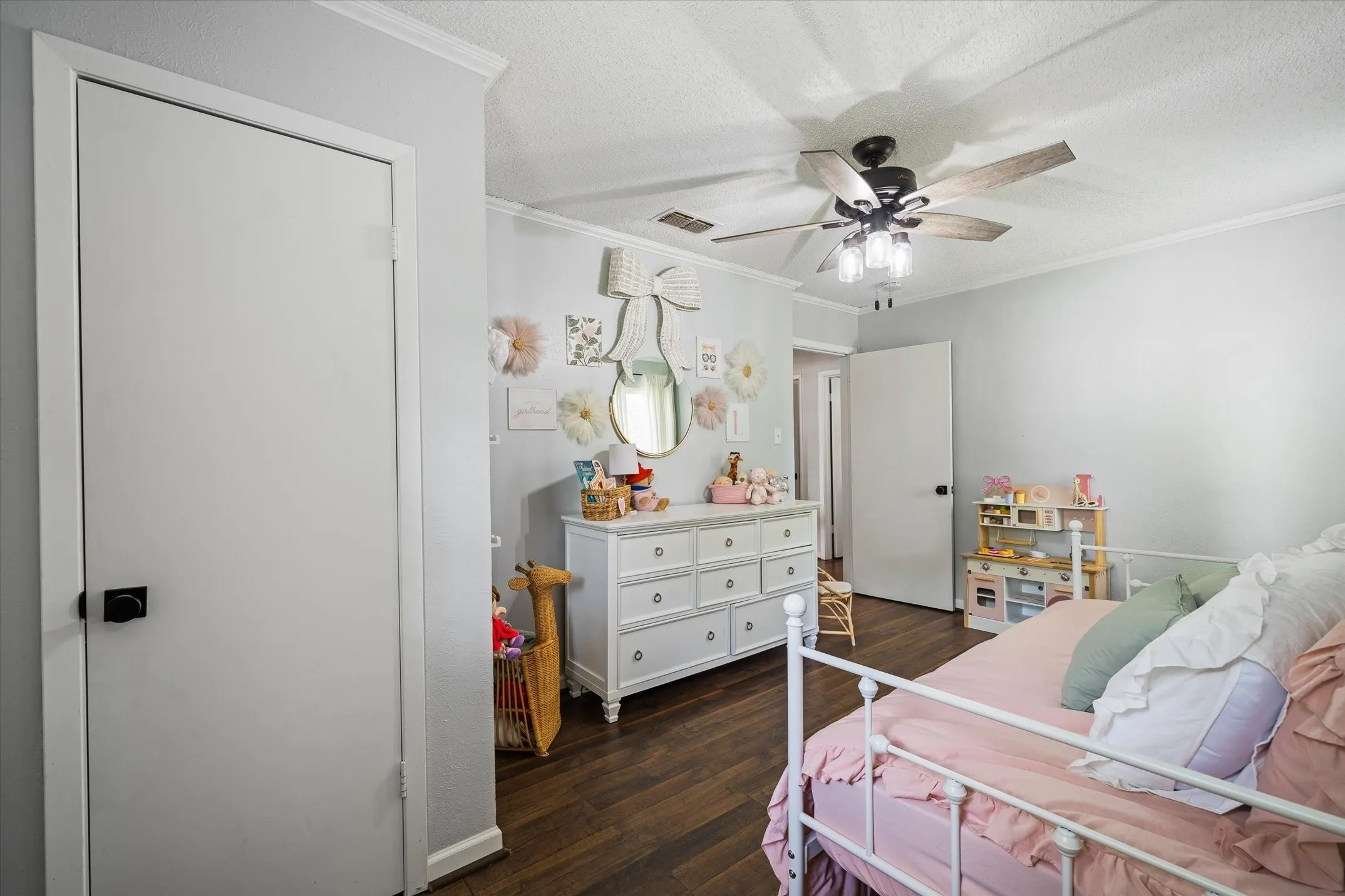 Single Family Residence For Sale in Van Zandt County , 151 W College Street, Canton, Texas 75103, 2 Bedroom, 2 Bathroom, Garage spaces, 1,095 Sqft, built in 1973, mls#21301894, Real Estate Agent in Canton, Homes For Sale in Van Zandt county, Homes For Sale in Canton, Realtor in Canton Texas, Real Estate Brokerage Independent Realty Texas, Luminita Cordes Realtor