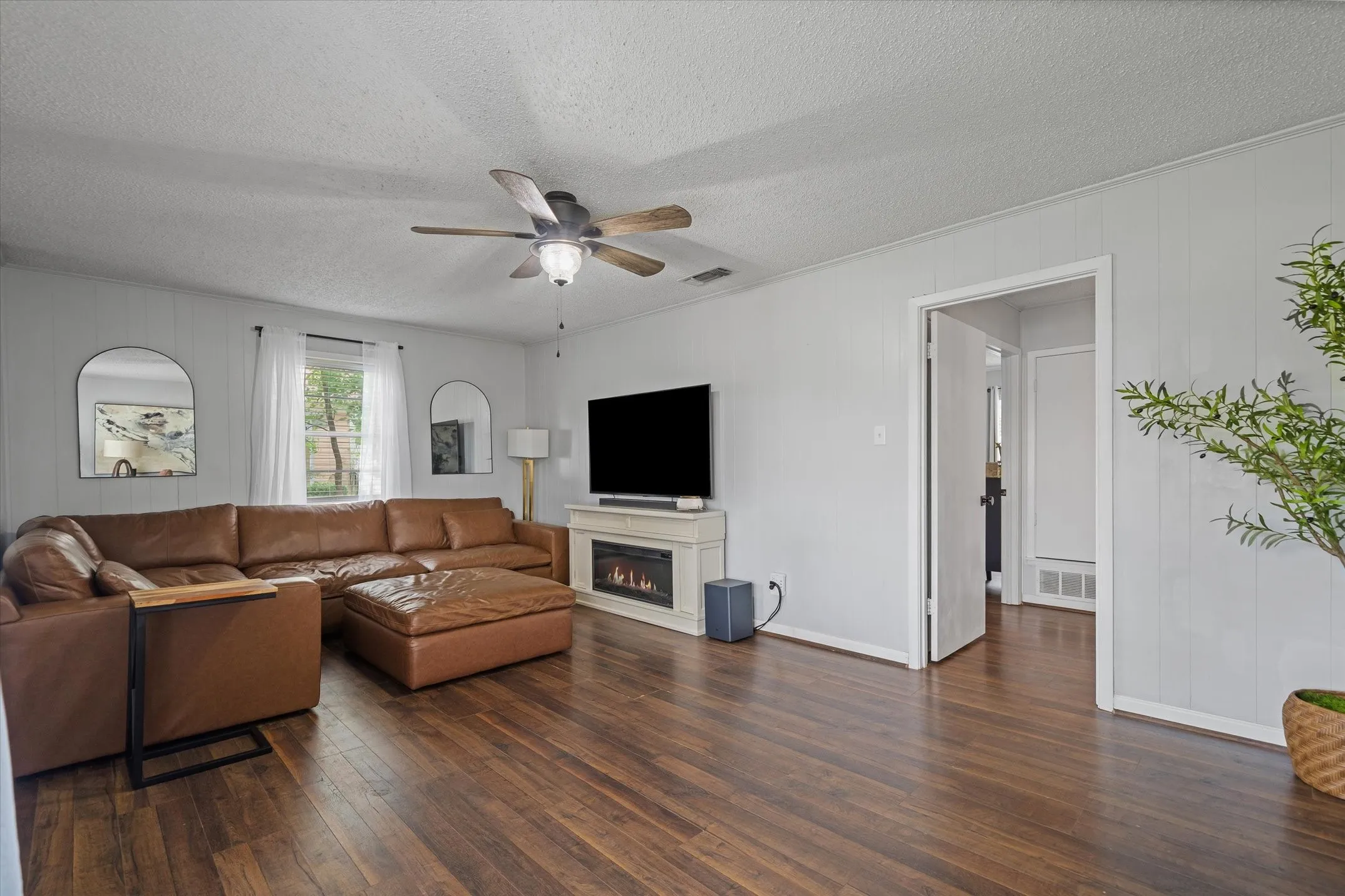 Single Family Residence For Sale in Van Zandt County , 151 W College Street, Canton, Texas 75103, 2 Bedroom, 2 Bathroom, Garage spaces, 1,095 Sqft, built in 1973, mls#21301894, Real Estate Agent in Canton, Homes For Sale in Van Zandt county, Homes For Sale in Canton, Realtor in Canton Texas, Real Estate Brokerage Independent Realty Texas, Luminita Cordes Realtor