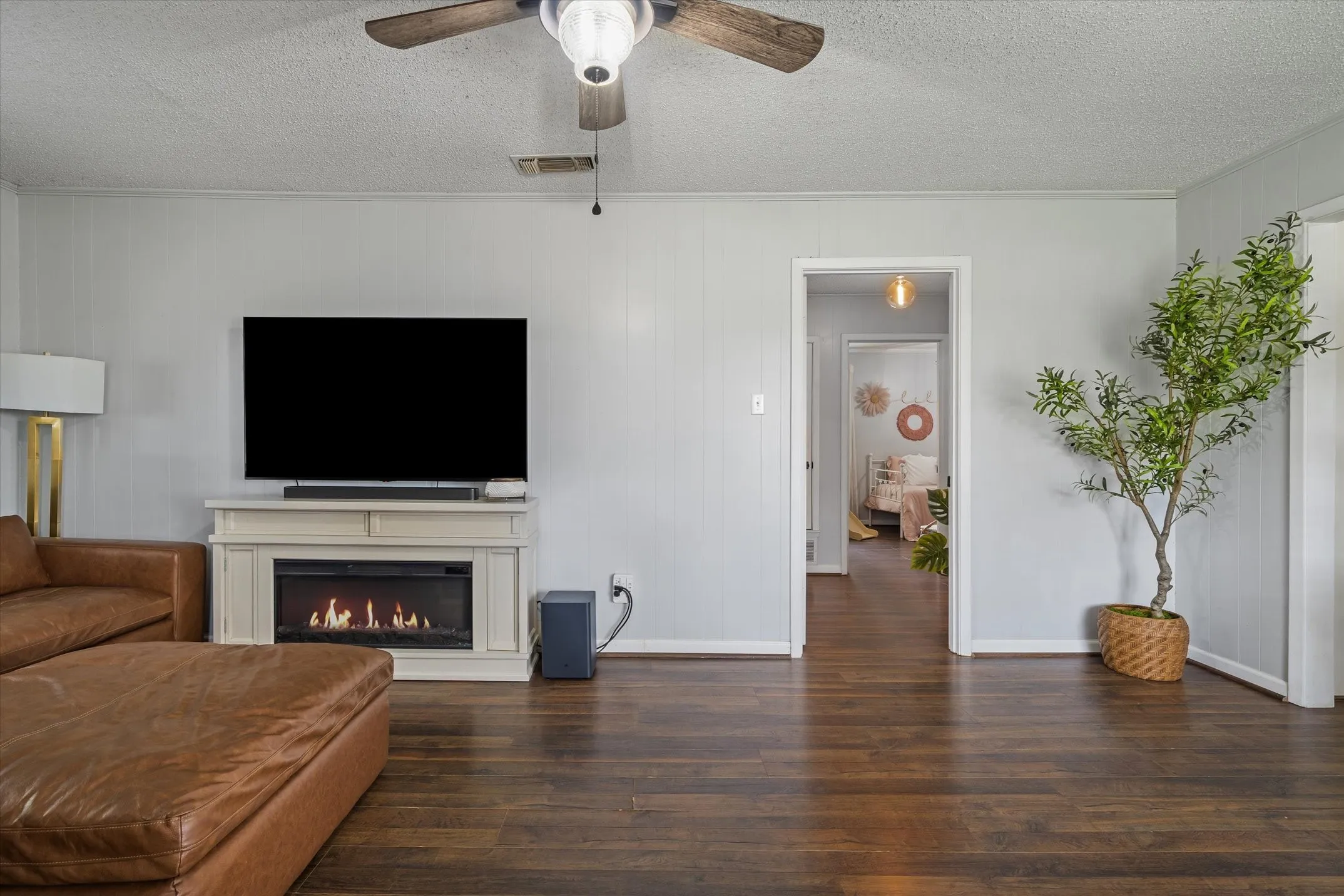 Single Family Residence For Sale in Van Zandt County , 151 W College Street, Canton, Texas 75103, 2 Bedroom, 2 Bathroom, Garage spaces, 1,095 Sqft, built in 1973, mls#21301894, Real Estate Agent in Canton, Homes For Sale in Van Zandt county, Homes For Sale in Canton, Realtor in Canton Texas, Real Estate Brokerage Independent Realty Texas, Luminita Cordes Realtor