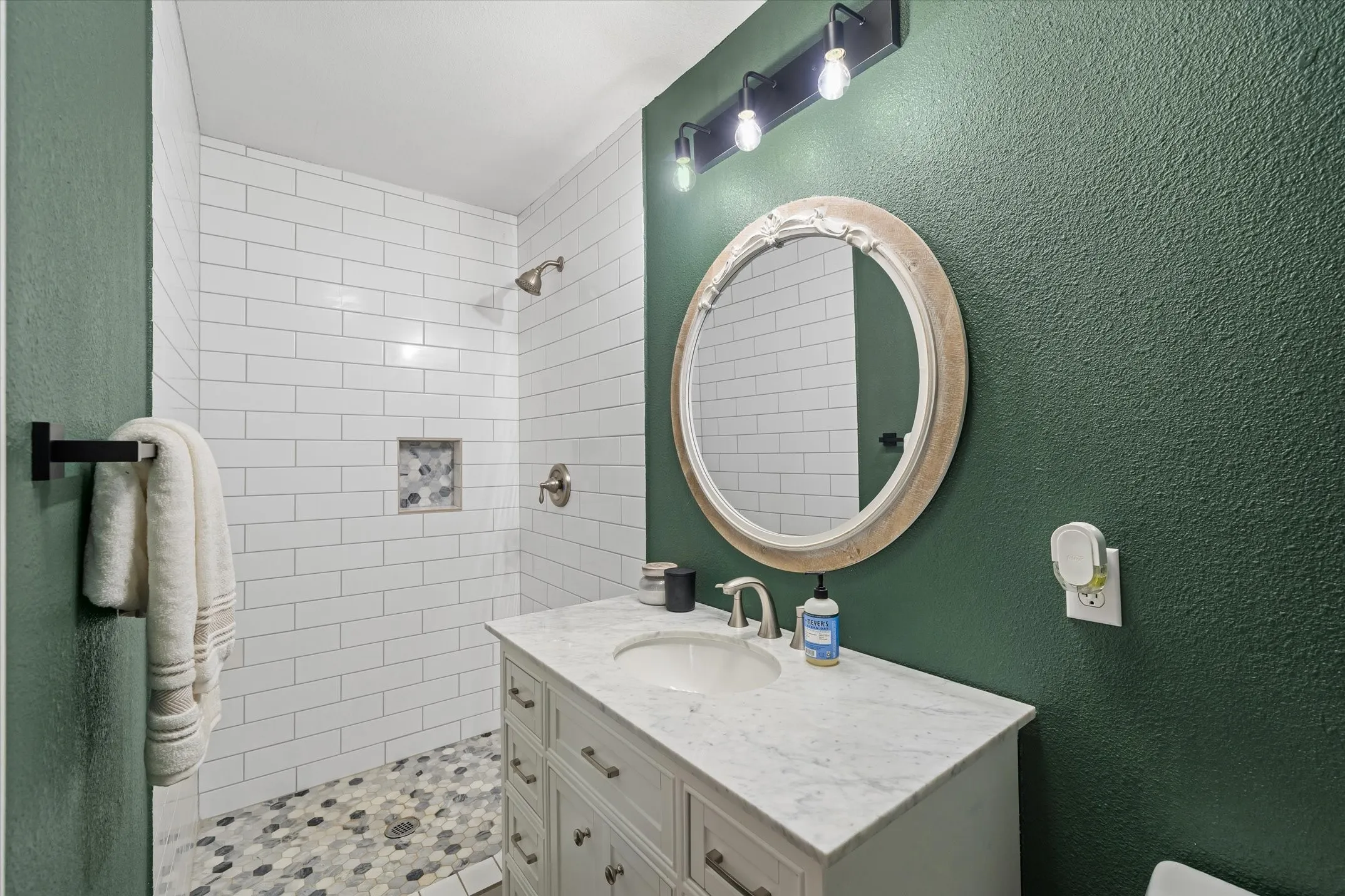 Single Family Residence For Sale in Van Zandt County , 151 W College Street, Canton, Texas 75103, 2 Bedroom, 2 Bathroom, Garage spaces, 1,095 Sqft, built in 1973, mls#21301894, Real Estate Agent in Canton, Homes For Sale in Van Zandt county, Homes For Sale in Canton, Realtor in Canton Texas, Real Estate Brokerage Independent Realty Texas, Luminita Cordes Realtor