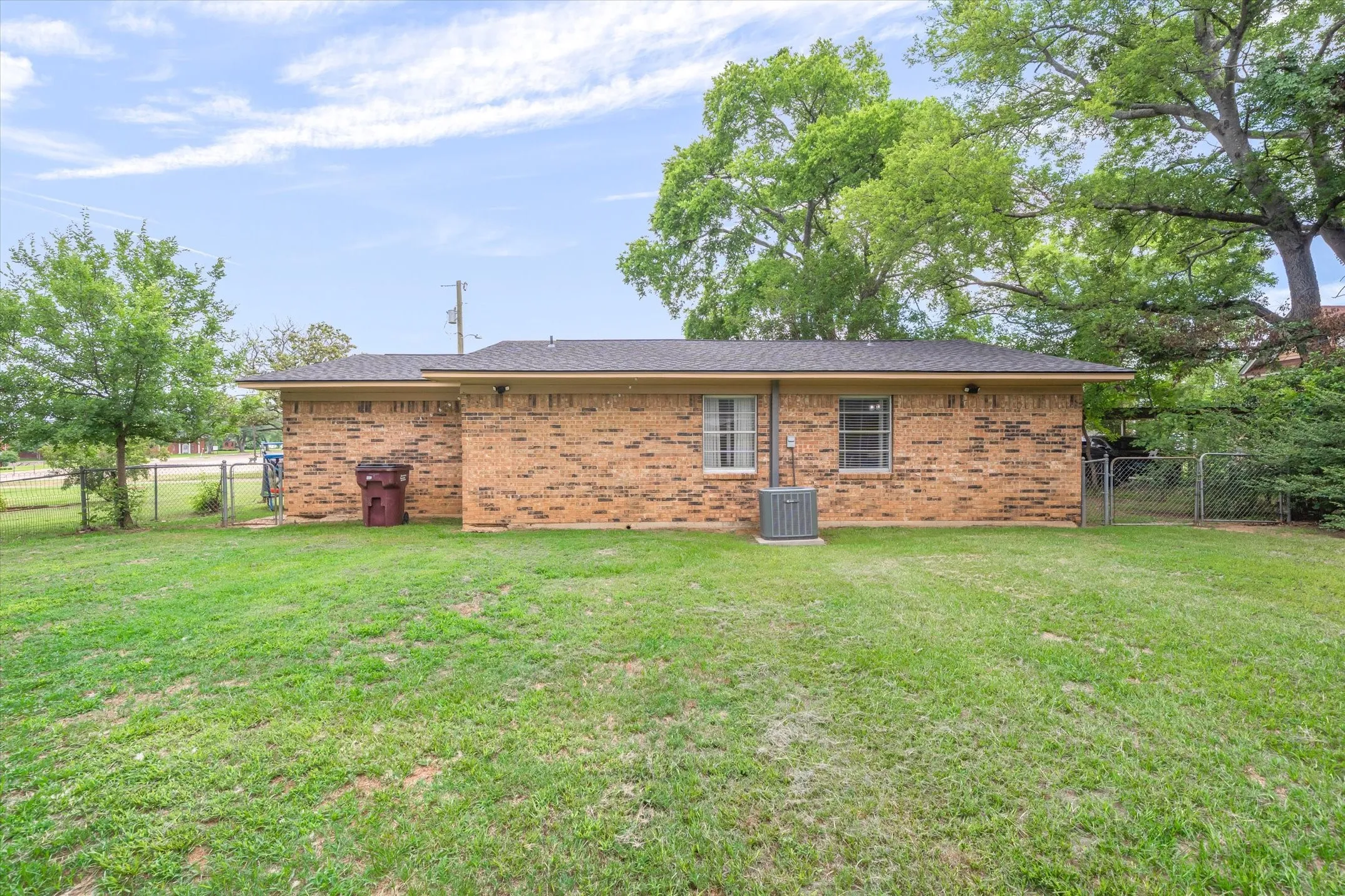 Single Family Residence For Sale in Van Zandt County , 151 W College Street, Canton, Texas 75103, 2 Bedroom, 2 Bathroom, Garage spaces, 1,095 Sqft, built in 1973, mls#21301894, Real Estate Agent in Canton, Homes For Sale in Van Zandt county, Homes For Sale in Canton, Realtor in Canton Texas, Real Estate Brokerage Independent Realty Texas, Luminita Cordes Realtor
