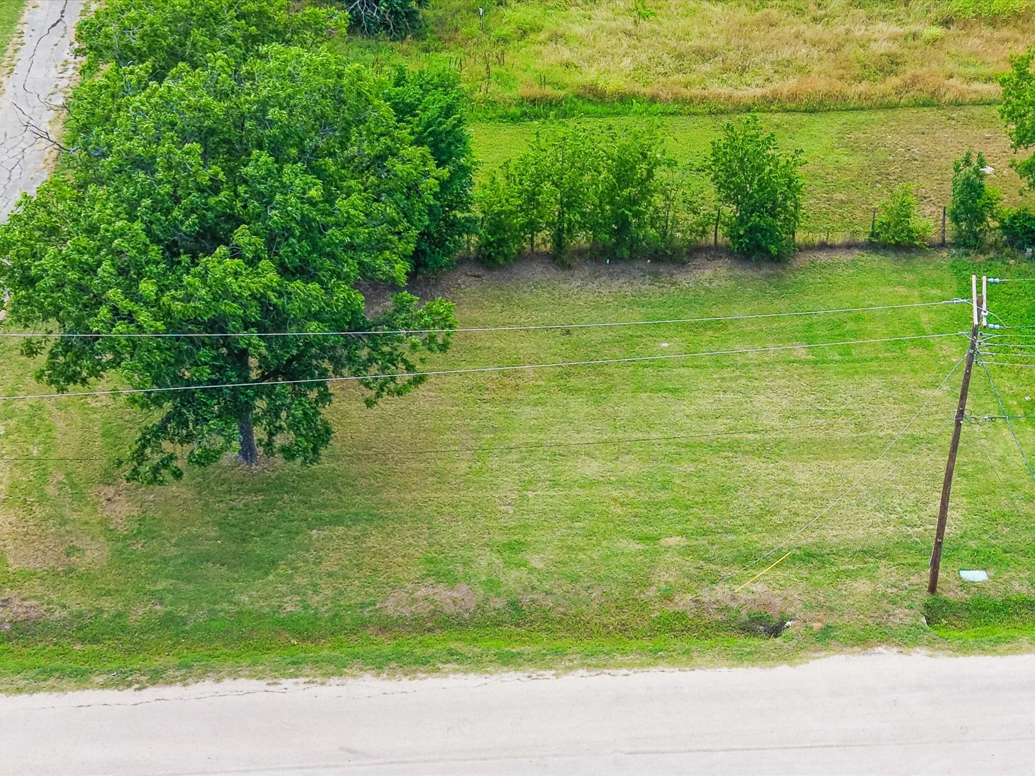 Level lot with expansive green space