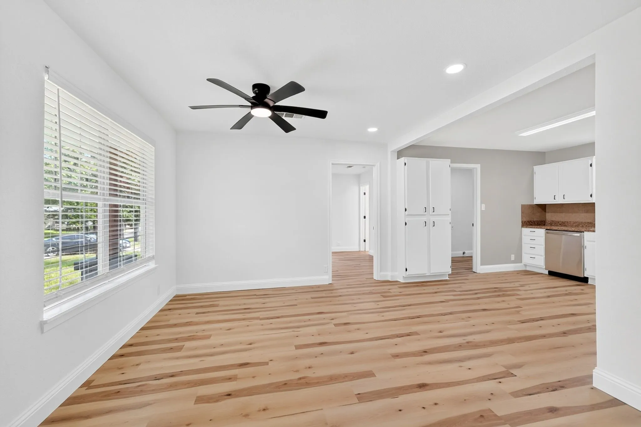 Single Family Residence For Sale in Hunt County , 10302 County Road 3705, Quinlan, Texas 75474, 3 Bedroom, 2 Bathroom, Garage spaces, 1,056 Sqft, built in 1977, mls#21302627, Real Estate Agent in Quinlan, Homes For Sale in Hunt county, Homes For Sale in Quinlan, Realtor in Quinlan Texas, Real Estate Brokerage Independent Realty Texas, Luminita Cordes Realtor