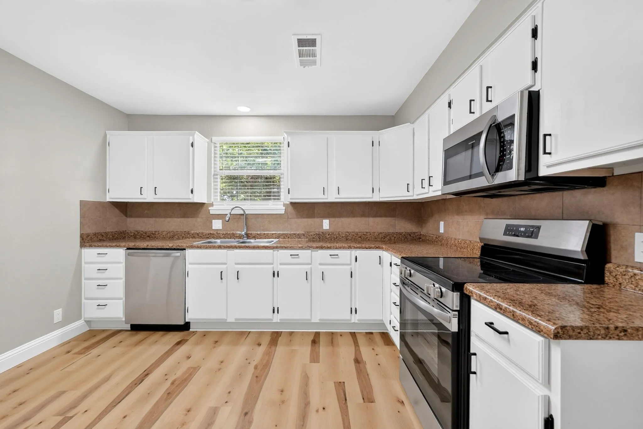 Single Family Residence For Sale in Hunt County , 10302 County Road 3705, Quinlan, Texas 75474, 3 Bedroom, 2 Bathroom, Garage spaces, 1,056 Sqft, built in 1977, mls#21302627, Real Estate Agent in Quinlan, Homes For Sale in Hunt county, Homes For Sale in Quinlan, Realtor in Quinlan Texas, Real Estate Brokerage Independent Realty Texas, Luminita Cordes Realtor