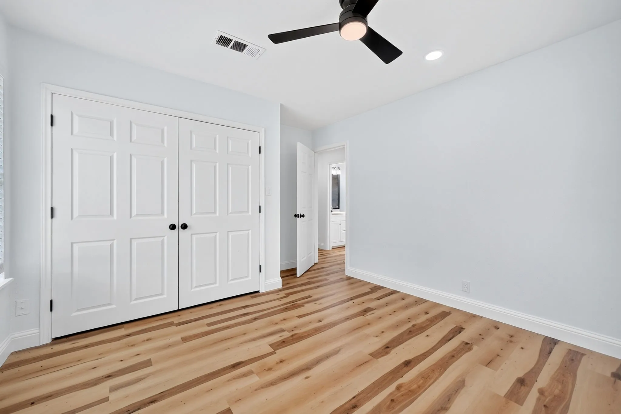 Single Family Residence For Sale in Hunt County , 10302 County Road 3705, Quinlan, Texas 75474, 3 Bedroom, 2 Bathroom, Garage spaces, 1,056 Sqft, built in 1977, mls#21302627, Real Estate Agent in Quinlan, Homes For Sale in Hunt county, Homes For Sale in Quinlan, Realtor in Quinlan Texas, Real Estate Brokerage Independent Realty Texas, Luminita Cordes Realtor