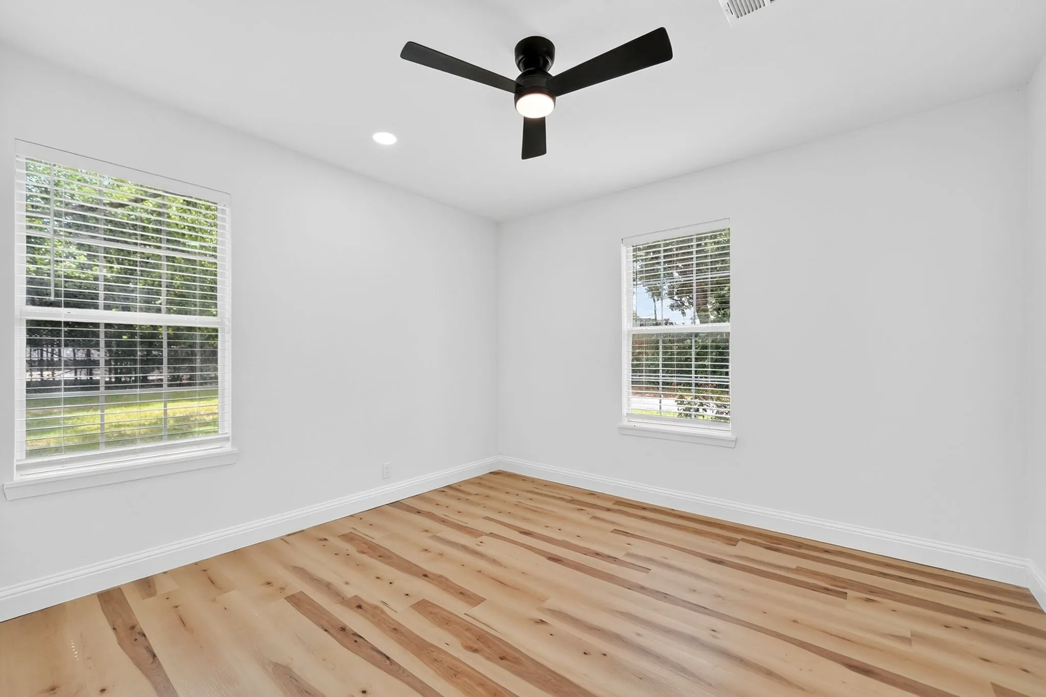 Single Family Residence For Sale in Hunt County , 10302 County Road 3705, Quinlan, Texas 75474, 3 Bedroom, 2 Bathroom, Garage spaces, 1,056 Sqft, built in 1977, mls#21302627, Real Estate Agent in Quinlan, Homes For Sale in Hunt county, Homes For Sale in Quinlan, Realtor in Quinlan Texas, Real Estate Brokerage Independent Realty Texas, Luminita Cordes Realtor