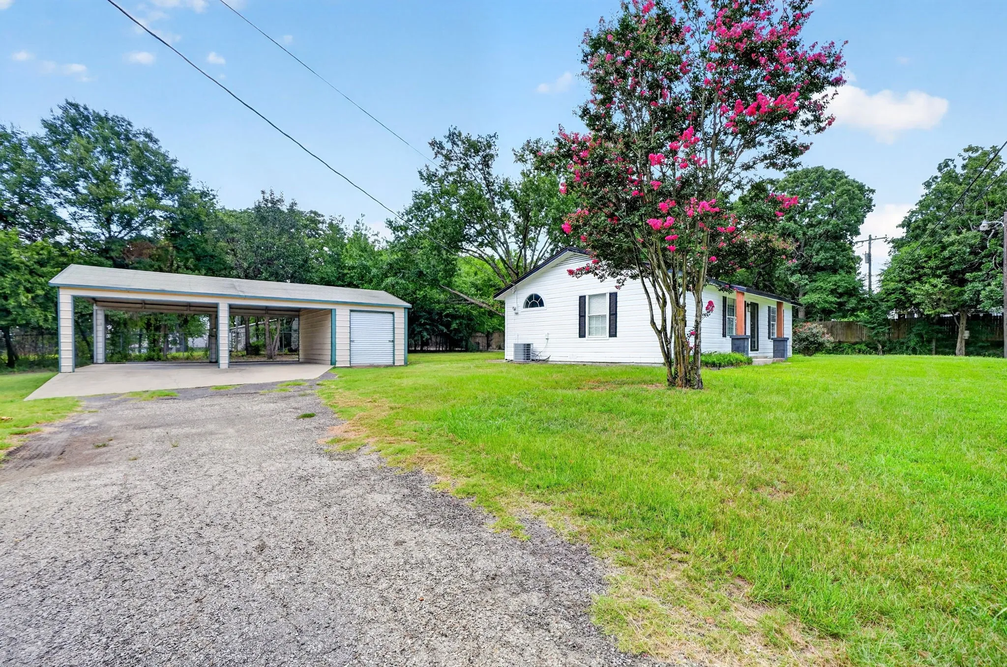 Single Family Residence For Sale in Hunt County , 10302 County Road 3705, Quinlan, Texas 75474, 3 Bedroom, 2 Bathroom, Garage spaces, 1,056 Sqft, built in 1977, mls#21302627, Real Estate Agent in Quinlan, Homes For Sale in Hunt county, Homes For Sale in Quinlan, Realtor in Quinlan Texas, Real Estate Brokerage Independent Realty Texas, Luminita Cordes Realtor